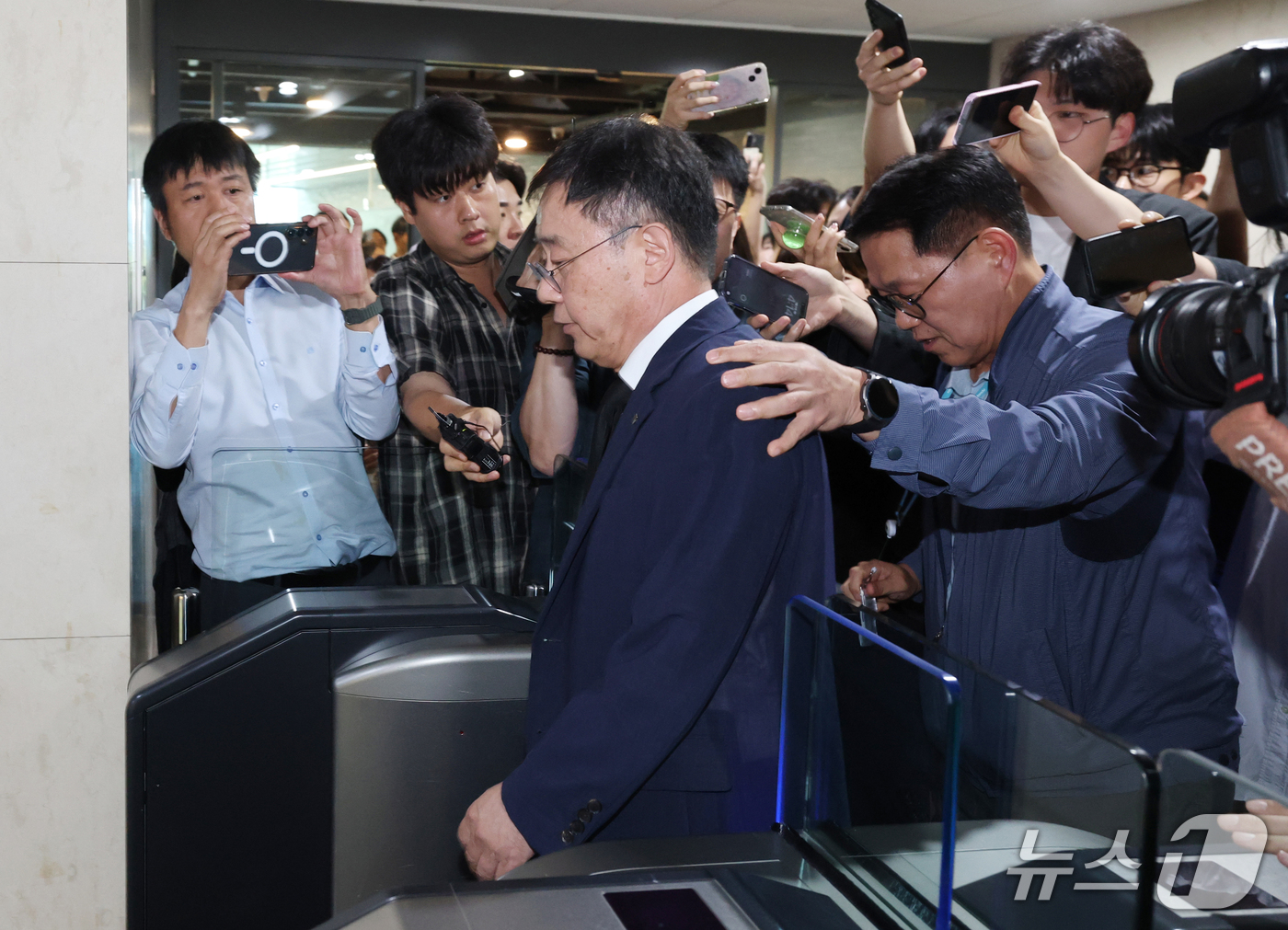 (성남=뉴스1) 김영운 기자 = 조성현 HL만도 부회장이 21일 경기 성남시 분당구 HL만도 판교 사옥에서 열린 'HL만도 고(故) 김승모씨 사망 사건 관련 사과 성명 및 종합 안 …