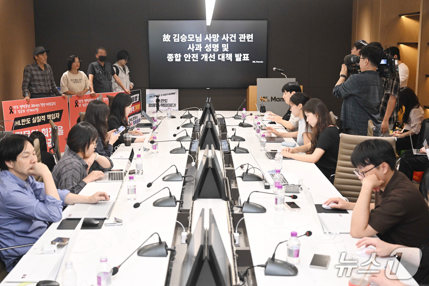 (성남=뉴스1) 김영운 기자 = 故 이한빛 PD 아버지 이용관 씨(왼쪽부터), 김미숙 김용균재단 이사장, 故 김승모 아버지가 21일 경기 성남시 HL만도 판교 사옥에서 열린 'HL …