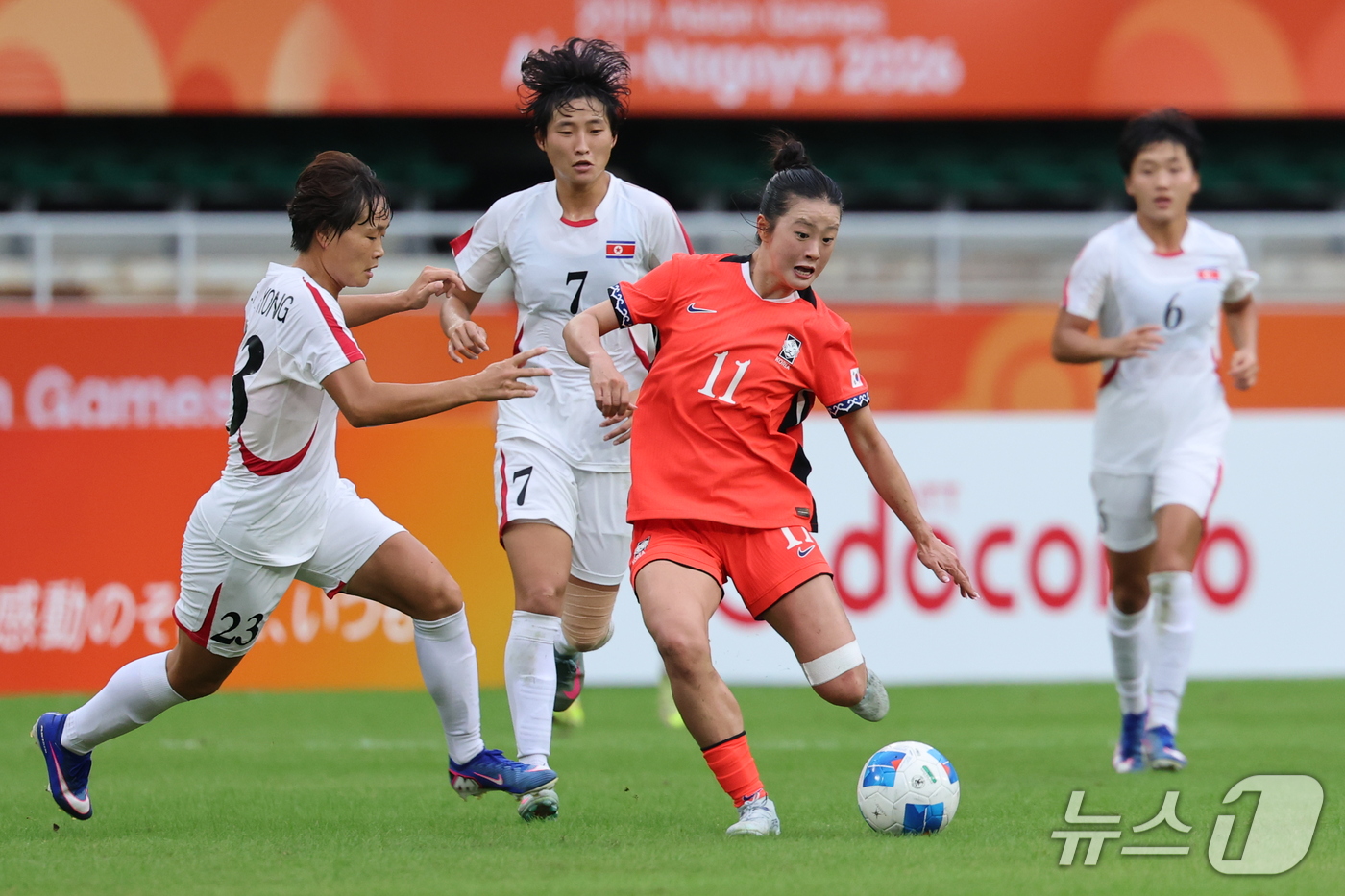 (시즈오카=뉴스1) 안은나 기자 = 21일 일본 시즈오카 스타디움 에코파에서 열린 2026 아이치·나고야 아시안게임 조별예선 F조 대한민국과 북한의 경기, 대한민국 최유리가 패스를 …