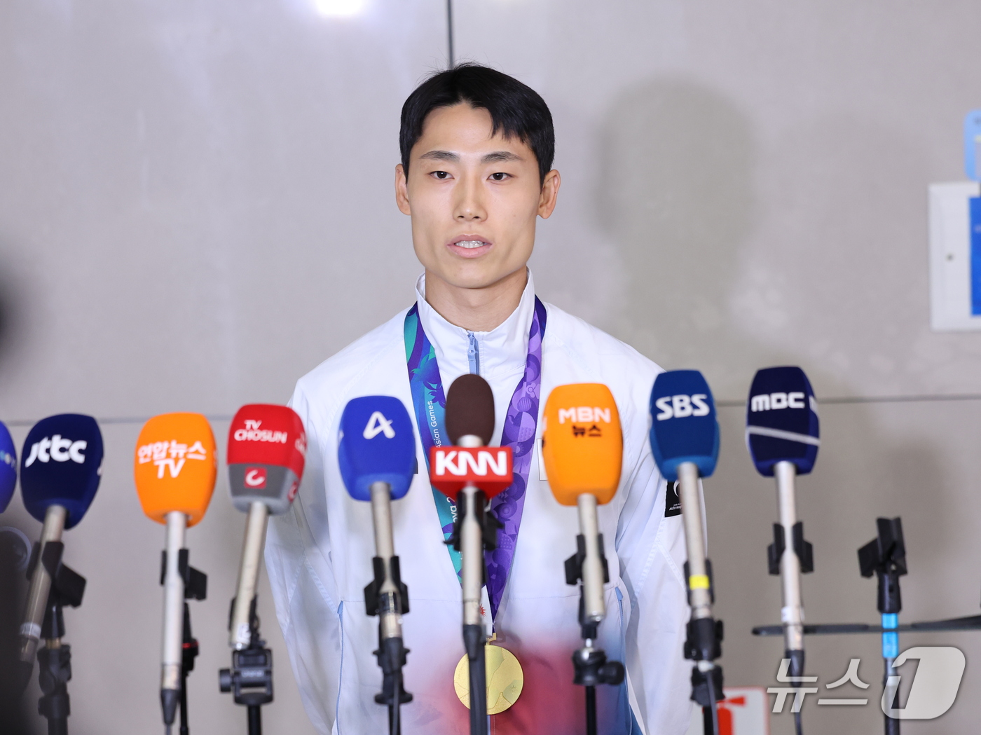 (인천공항=뉴스1) 박지혜 기자 = 2026 아이치·나고야 아시안게임 테크볼 남자 단식에서 금메달을 차지한 이준석이 21일 인천국제공항 제2여객터미널을 통해 귀국 후 취재진의 질문 …