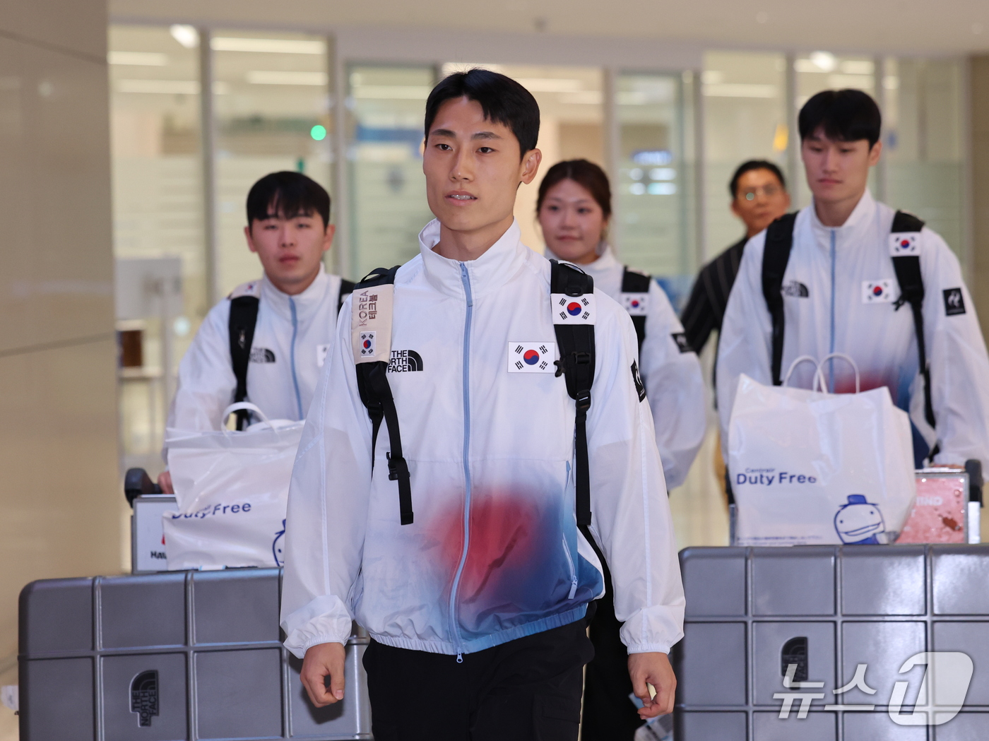 (인천공항=뉴스1) 박지혜 기자 = 2026 아이치·나고야 아시안게임 테크볼 남자 단식에서 금메달을 차지한 이준석이 21일 인천국제공항 제2여객터미널을 통해 귀국하고 있다. 202 …