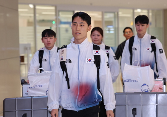 금메달 갖고 귀국하는 이준석