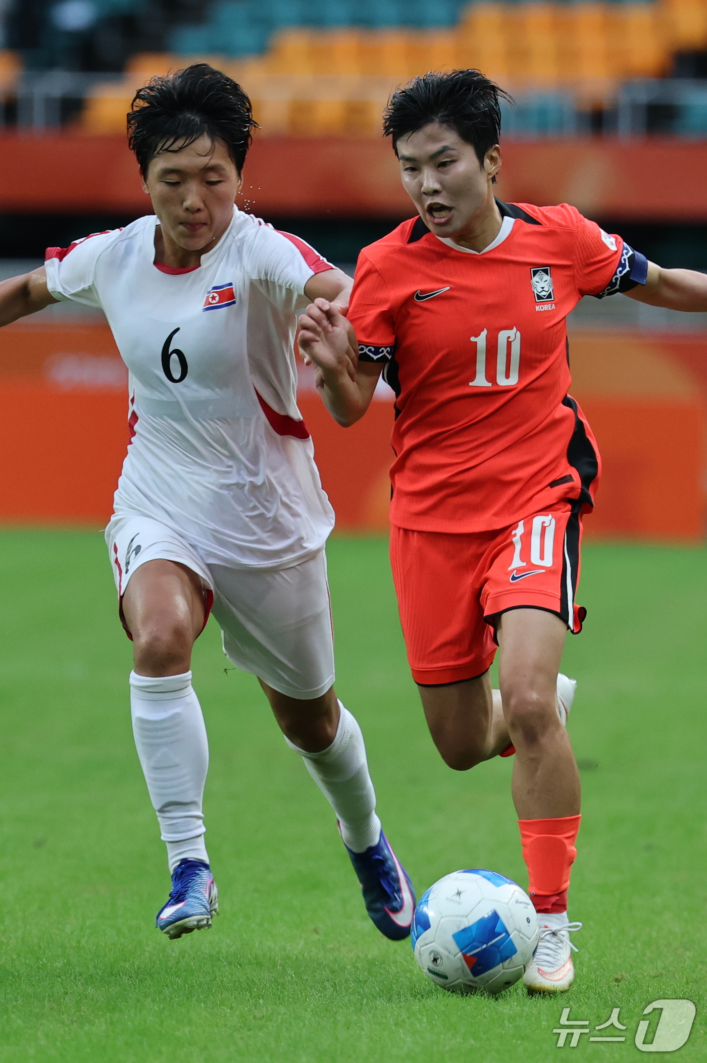 (시즈오카=뉴스1) 안은나 기자 = 21일 일본 시즈오카 스타디움 에코파에서 열린 2026 아이치·나고야 아시안게임 조별예선 F조 대한민국과 북한의 경기, 대한민국 지소연과 북한 …