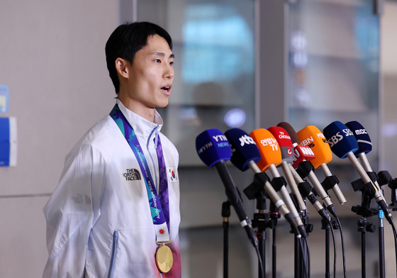 취재진 질문에 답하는 '테크볼 금메달' 이준석