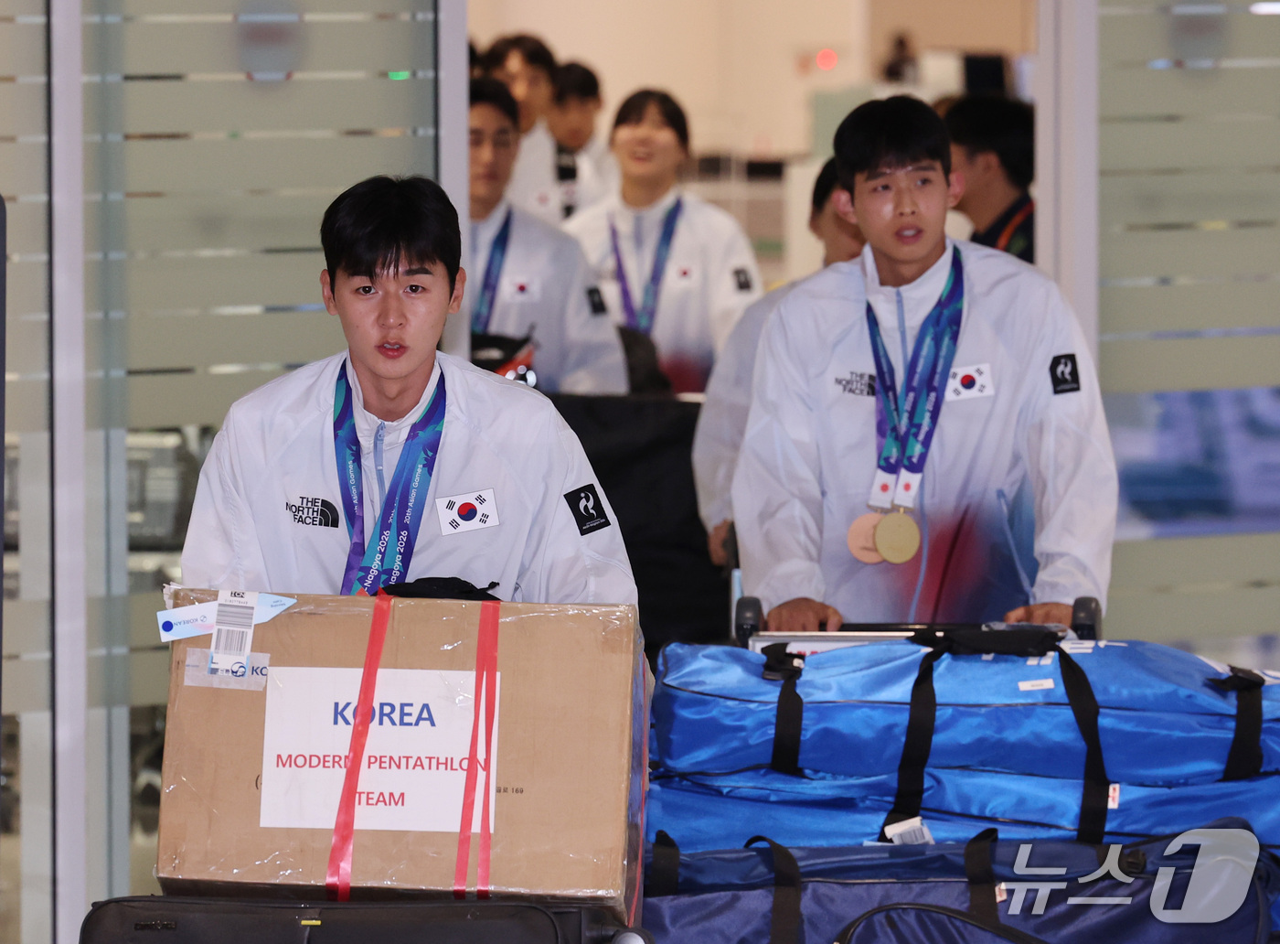 (인천공항=뉴스1) 박지혜 기자 = 2026 아이치·나고야 아시안게임에 출전한 대한민국 근대5종 국가대표 선수들이 21일 인천국제공항 제2여객터미널을 통해 귀국하고 있다. 2026 …