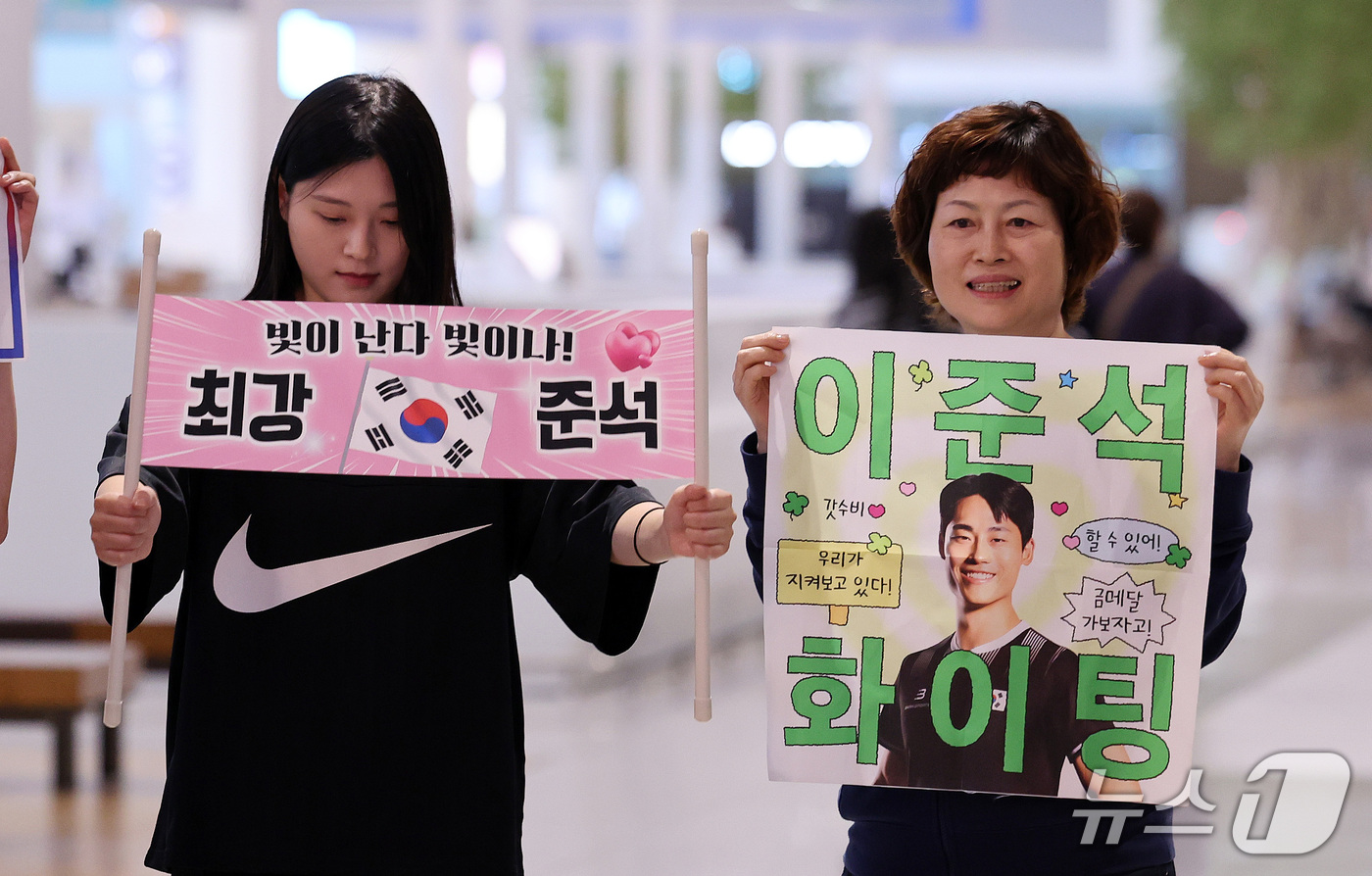 (인천공항=뉴스1) 박지혜 기자 = 2026 아이치·나고야 아시안게임 테크볼 남자 단식에서 금메달을 차지한 이준석의 어머니와 누나가 21일 인천국제공항 제2여객터미널에서 이준석의 …