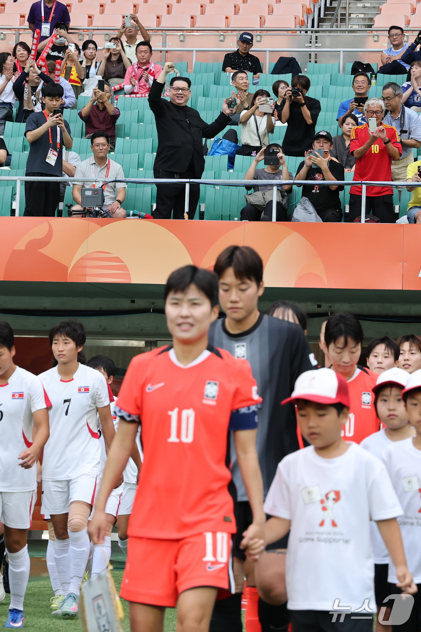 (시즈오카=뉴스1) 안은나 기자 = 21일 일본 시즈오카 스타디움 에코파에서 열린 2026 아이치·나고야 아시안게임 조별예선 F조 대한민국과 북한의 경기를 찾은 중국계 정치활동가 …