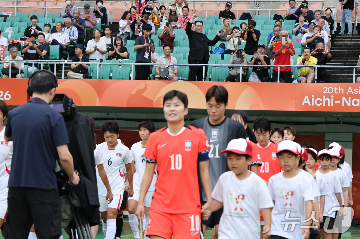 (시즈오카=뉴스1) 안은나 기자 = 21일 일본 시즈오카 스타디움 에코파에서 열린 2026 아이치·나고야 아시안게임 조별예선 F조 대한민국과 북한의 경기를 찾은 중국계 정치활동가 …