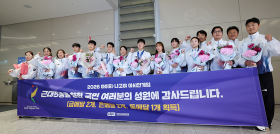 기념 촬영하는 근대5종 국가대표 선수단