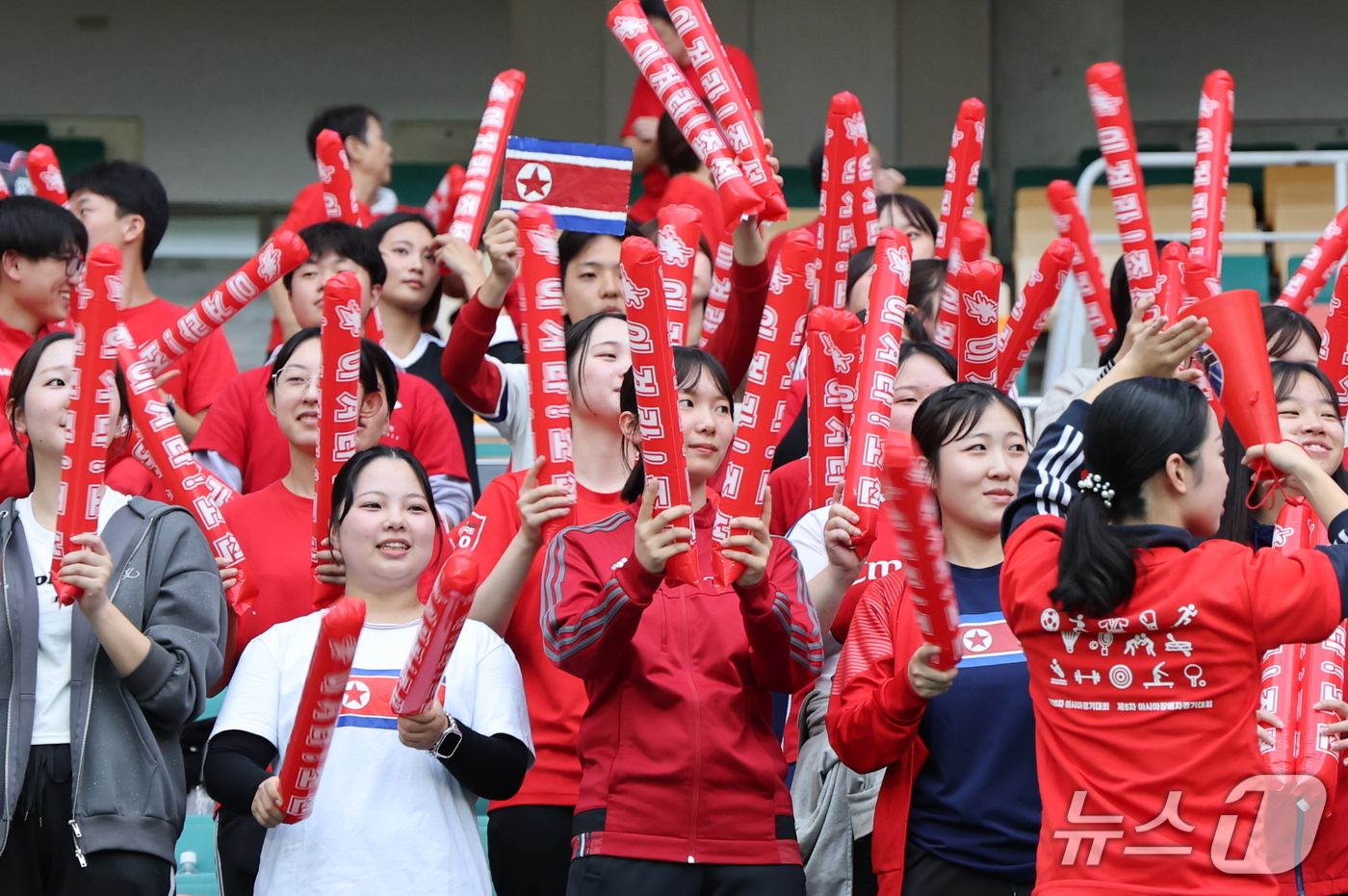 (시즈오카=뉴스1) 안은나 기자 = 21일 일본 시즈오카 스타디움 에코파에서 열린 2026 아이치·나고야 아시안게임 조별예선 F조 대한민국과 북한의 경기, 북한 응원단이 응원을 하 …