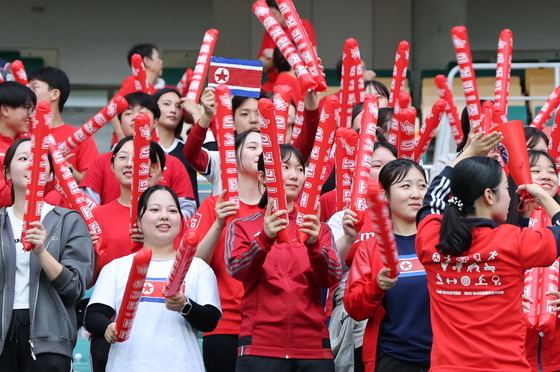 응원하는 북한 축구 응원단