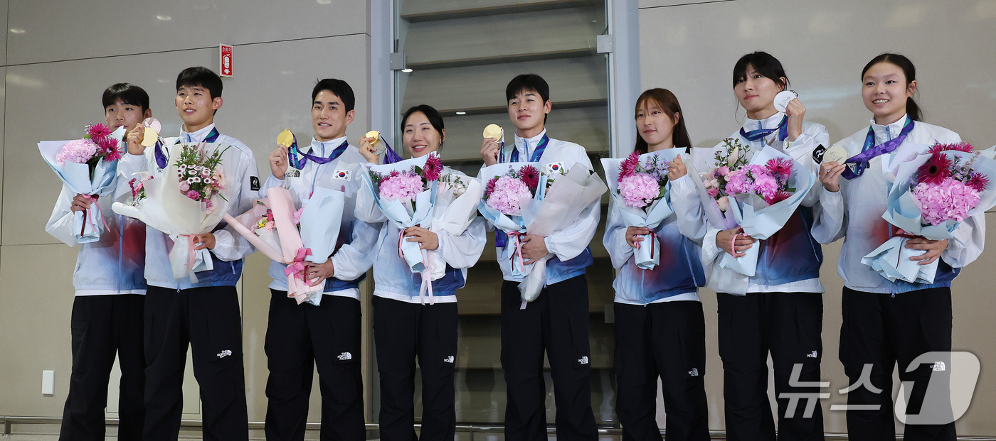 (인천공항=뉴스1) 박지혜 기자 = 2026 아이치·나고야 아시안게임에 출전한 대한민국 근대5종 국가대표 선수단이 21일 인천국제공항 제2여객터미널을 통해 귀국해 기념촬영을 하고 …
