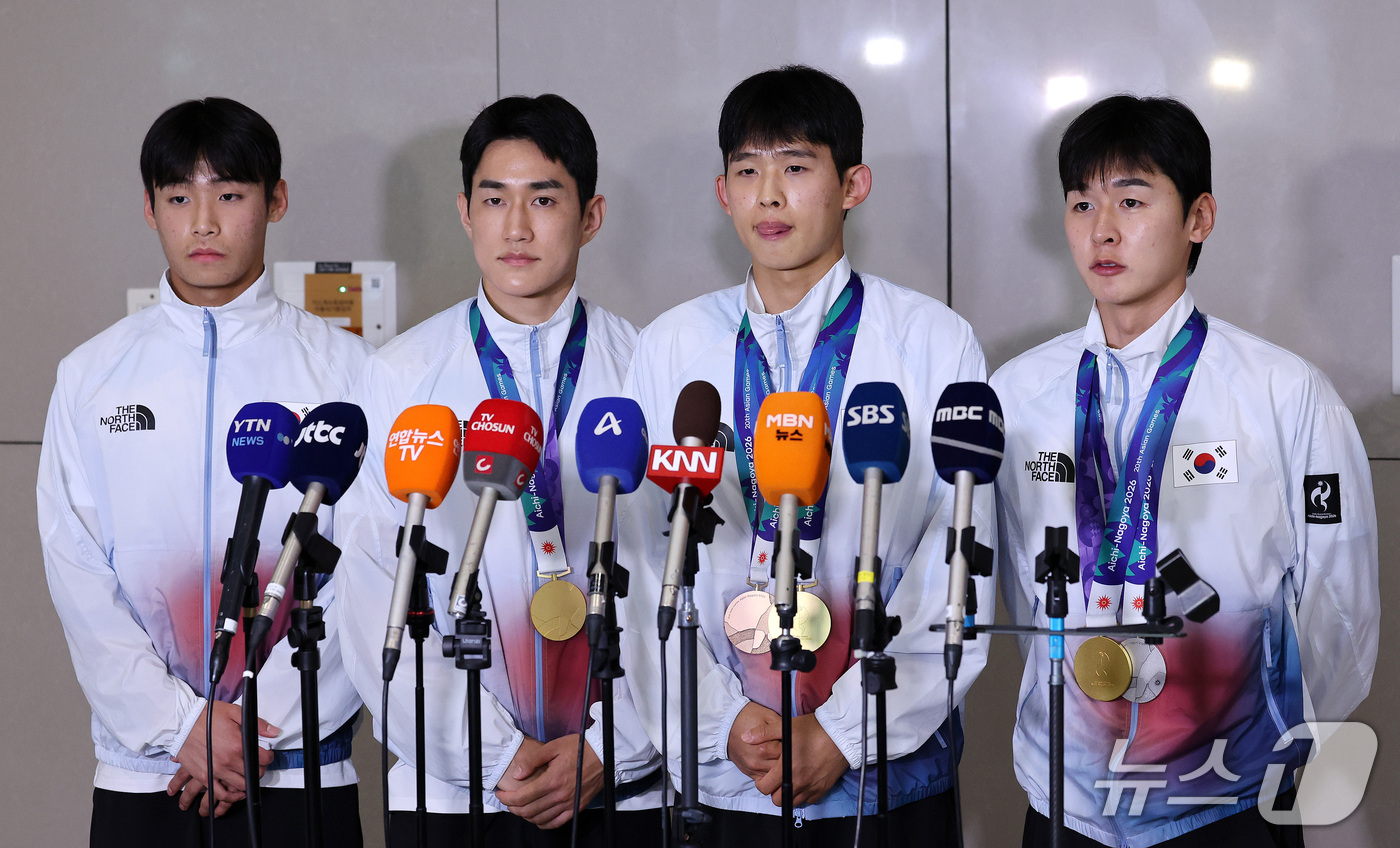 (인천공항=뉴스1) 박지혜 기자 = 2026 아이치·나고야 아시안게임 근대5종 남자 단체전에서 금메달을 차지한 대한민국 대표팀 선수들이 21일 인천국제공항 제2여객터미널을 통해 귀 …