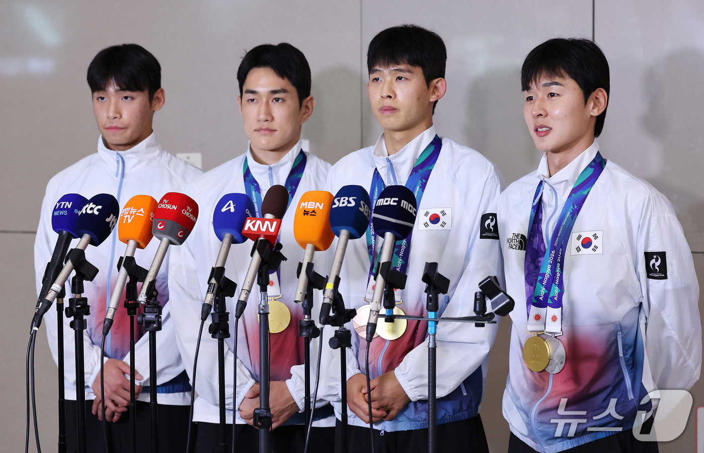 (인천공항=뉴스1) 박지혜 기자 = 2026 아이치·나고야 아시안게임 근대5종 남자 단체전에서 금메달을 차지한 대한민국 대표팀 선수들이 21일 인천국제공항 제2여객터미널을 통해 귀 …