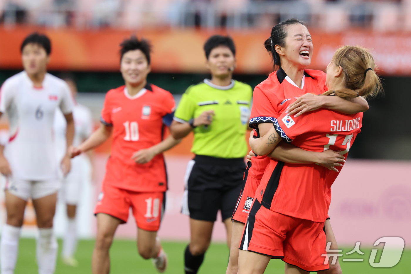 (시즈오카=뉴스1) 안은나 기자 = 21일 일본 시즈오카 스타디움 에코파에서 열린 2026 아이치·나고야 아시안게임 조별예선 F조 대한민국과 북한의 경기 후반, 대한민국 윤수정이 …