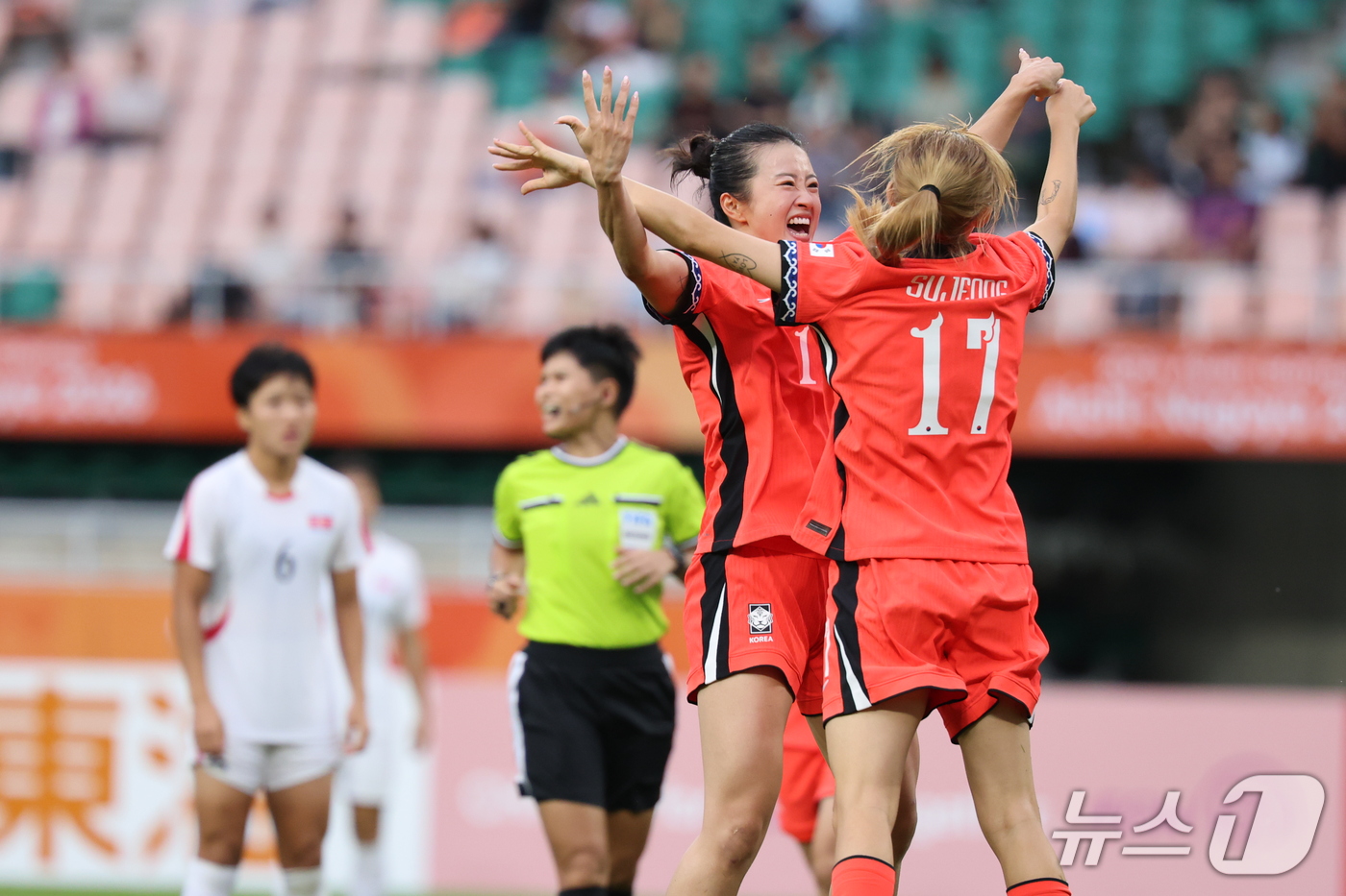 (시즈오카=뉴스1) 안은나 기자 = 21일 일본 시즈오카 스타디움 에코파에서 열린 2026 아이치·나고야 아시안게임 조별예선 F조 대한민국과 북한의 경기 후반, 대한민국 윤수정이 …