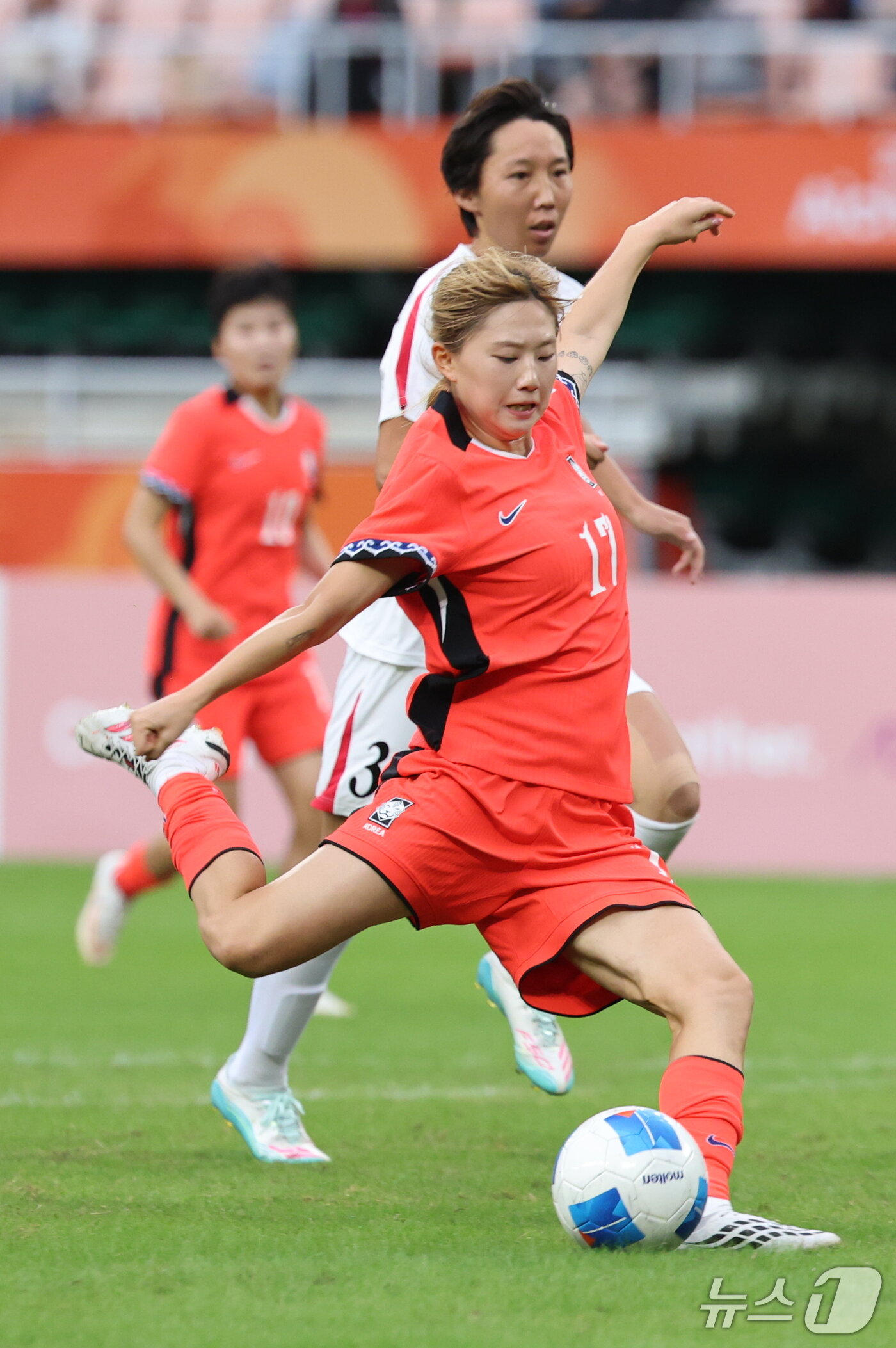 본문 이미지 - 21일 일본 시즈오카 스타디움 에코파에서 열린 2026 아이치·나고야 아시안게임 조별예선 F조 대한민국과 북한의 경기 후반, 대한민국 윤수정이 동점골을 넣고 있다. 2026.9.212026.9.21 ⓒ 뉴스1 안은나 기자