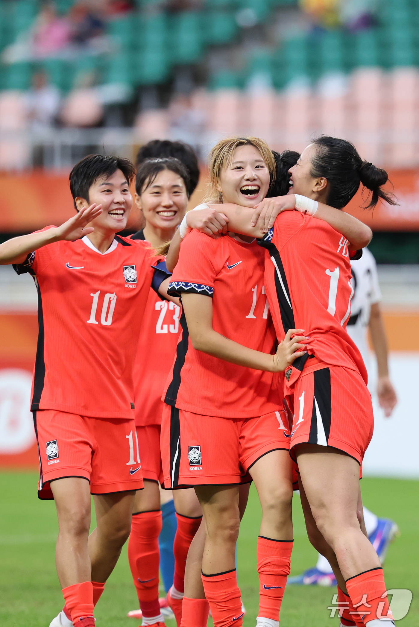 (시즈오카=뉴스1) 안은나 기자 = 21일 일본 시즈오카 스타디움 에코파에서 열린 2026 아이치·나고야 아시안게임 조별예선 F조 대한민국과 북한의 경기 후반, 대한민국 윤수정이 …