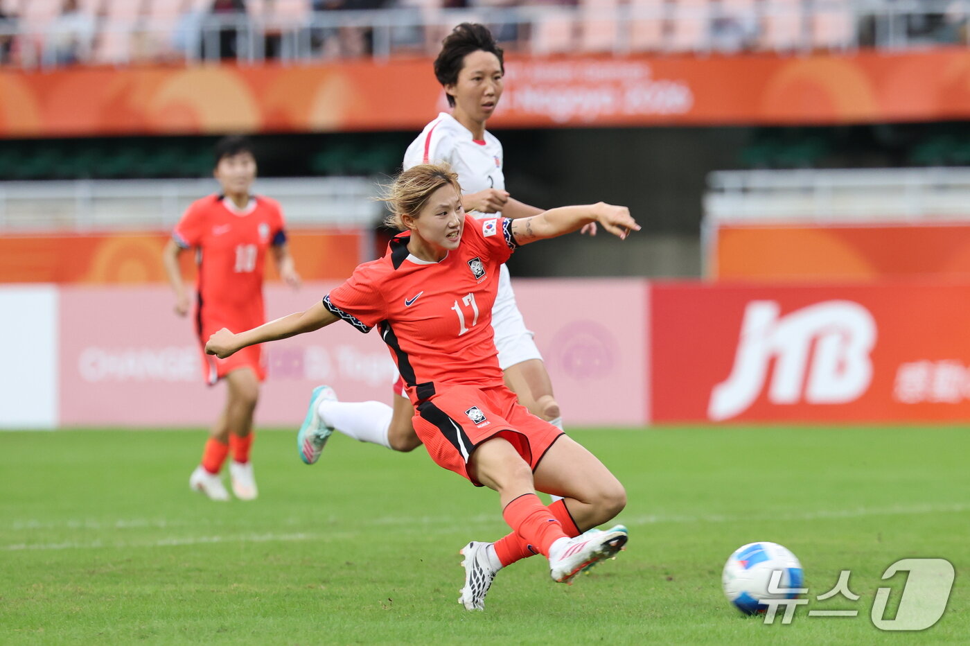 본문 이미지 - 21일 일본 시즈오카 스타디움 에코파에서 열린 2026 아이치·나고야 아시안게임 조별예선 F조 대한민국과 북한의 경기 후반, 대한민국 윤수정이 동점골을 넣고 있다. 2026.9.21 ⓒ 뉴스1 안은나 기자