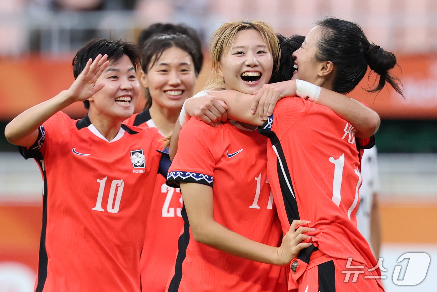 (시즈오카=뉴스1) 안은나 기자 = 21일 일본 시즈오카 스타디움 에코파에서 열린 2026 아이치·나고야 아시안게임 조별예선 F조 대한민국과 북한의 경기 후반, 대한민국 윤수정이 …