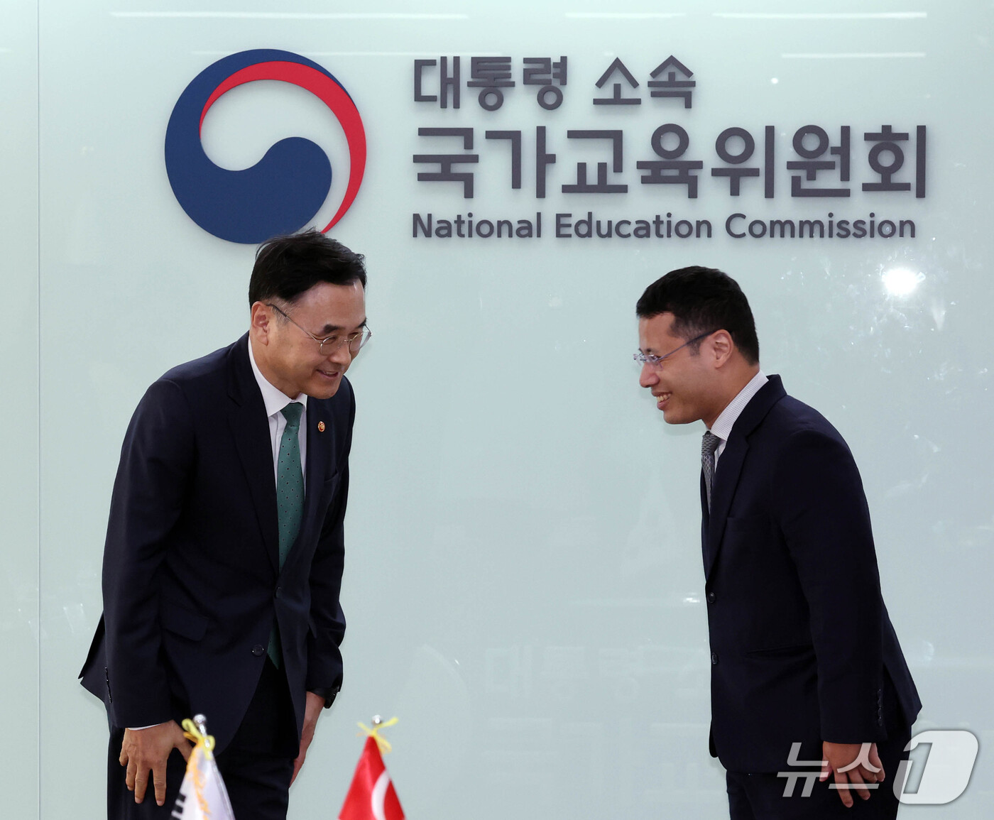 (서울=뉴스1) 이종덕 기자 = 차정인 국가교육위원장이 21일 서울 종로구 정부서울청사에서 방한 중인 데스몬드 리 싱가포르 교육부 장관을 면담하기 앞서 인사를 나누고 있다.  20 …