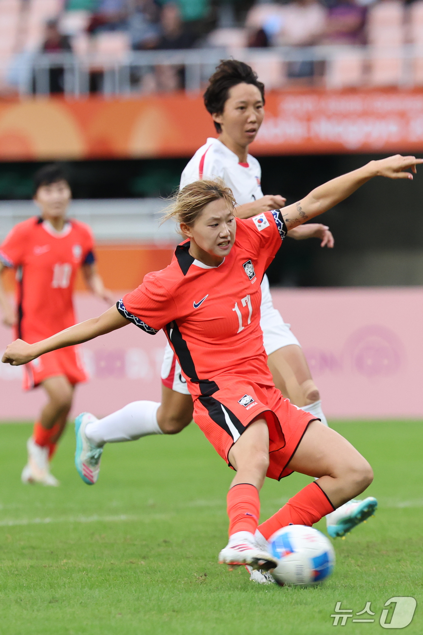 (시즈오카=뉴스1) 안은나 기자 = 21일 일본 시즈오카 스타디움 에코파에서 열린 2026 아이치·나고야 아시안게임 조별예선 F조 대한민국과 북한의 경기 후반, 대한민국 윤수정이 …