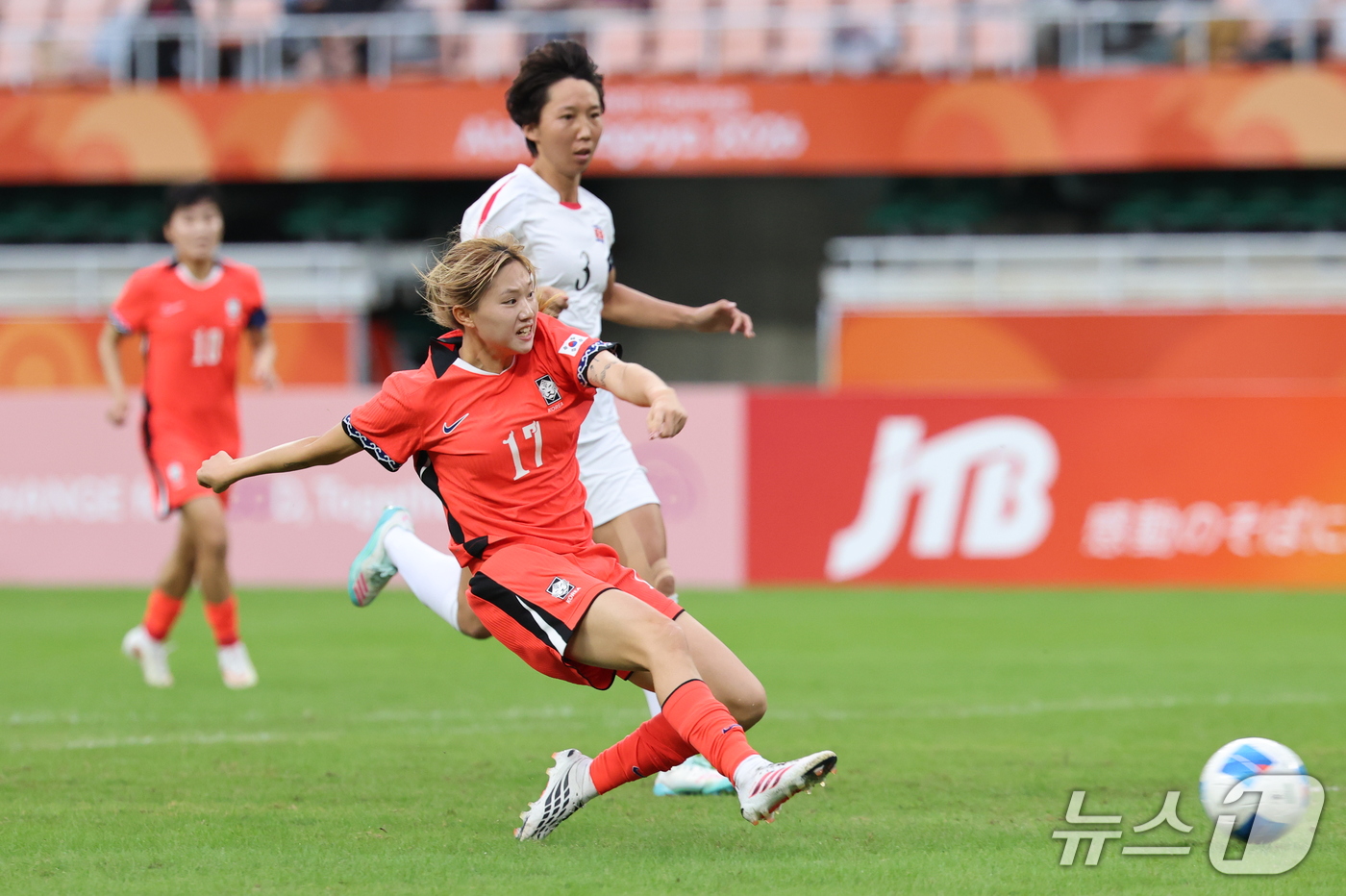 (시즈오카=뉴스1) 안은나 기자 = 21일 일본 시즈오카 스타디움 에코파에서 열린 2026 아이치·나고야 아시안게임 조별예선 F조 대한민국과 북한의 경기 후반, 대한민국 윤수정이 …
