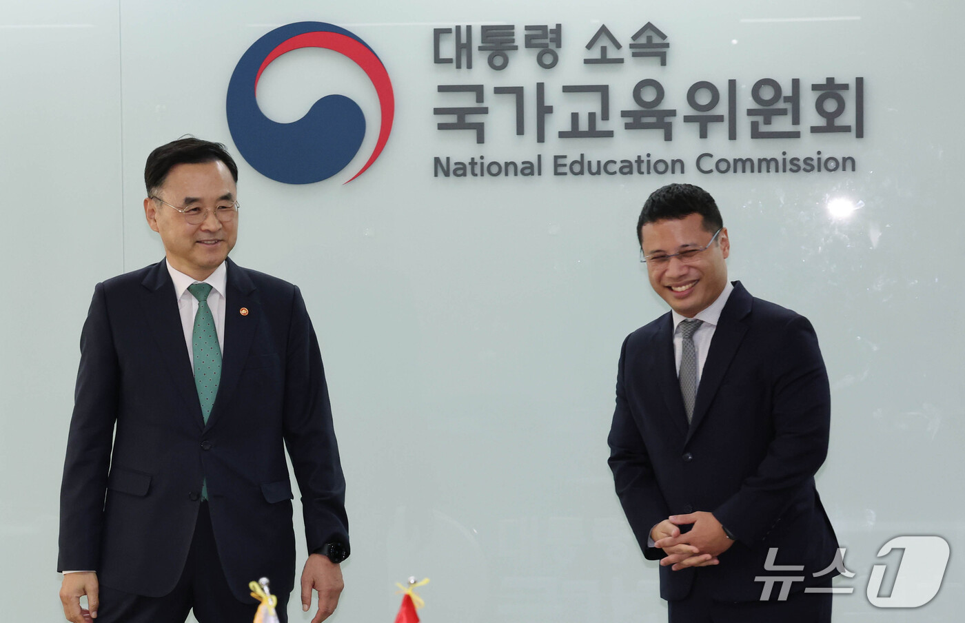 (서울=뉴스1) 이종덕 기자 = 차정인 국가교육위원장이 21일 서울 종로구 정부서울청사에서 방한 중인 데스몬드 리 싱가포르 교육부 장관을 면담하기 앞서 인사를 나누고 있다.  20 …