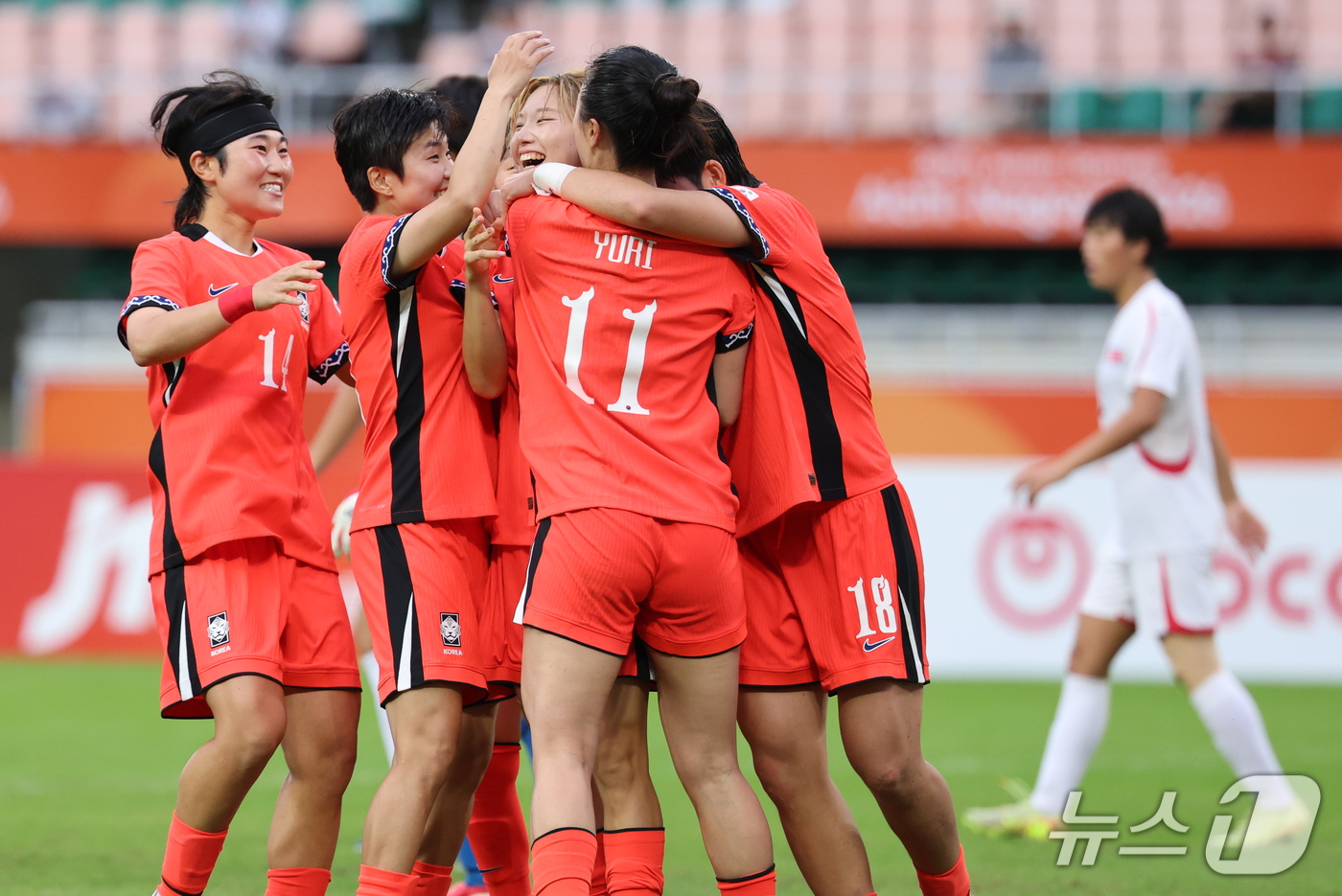 (시즈오카=뉴스1) 안은나 기자 = 21일 일본 시즈오카 스타디움 에코파에서 열린 2026 아이치·나고야 아시안게임 조별예선 F조 대한민국과 북한의 경기 후반, 대한민국 윤수정이 …