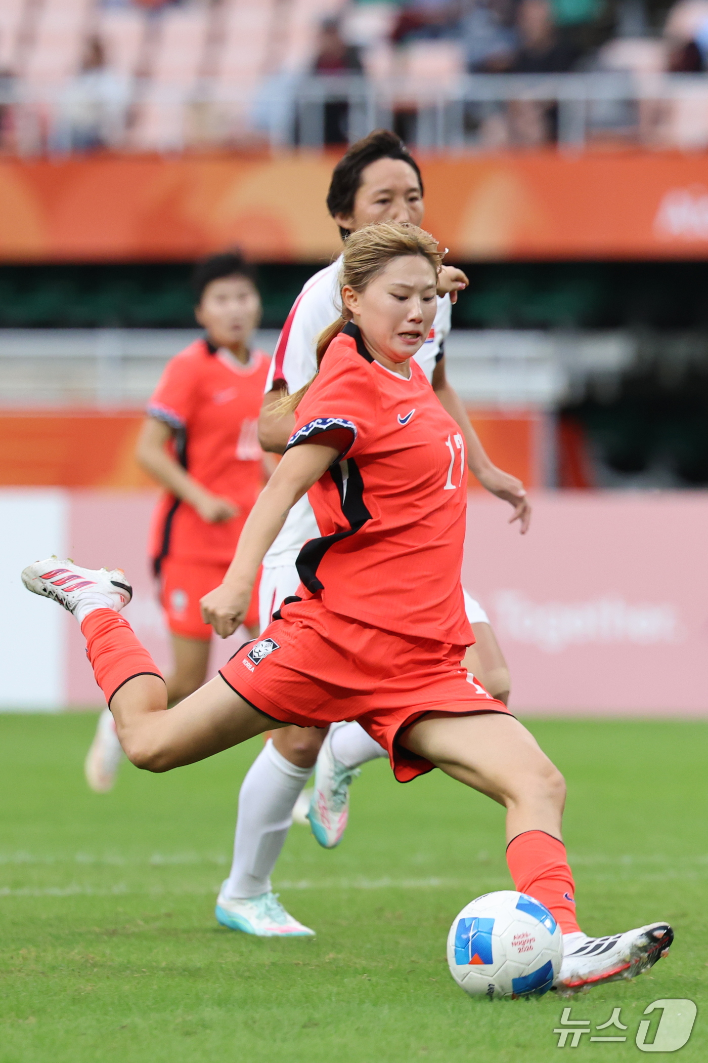 (시즈오카=뉴스1) 안은나 기자 = 21일 일본 시즈오카 스타디움 에코파에서 열린 2026 아이치·나고야 아시안게임 조별예선 F조 대한민국과 북한의 경기 후반, 대한민국 윤수정이 …