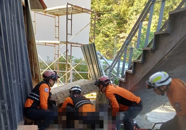 원주서 벽돌벽 보수하던 70대 작업자 깔려…심정지 이송