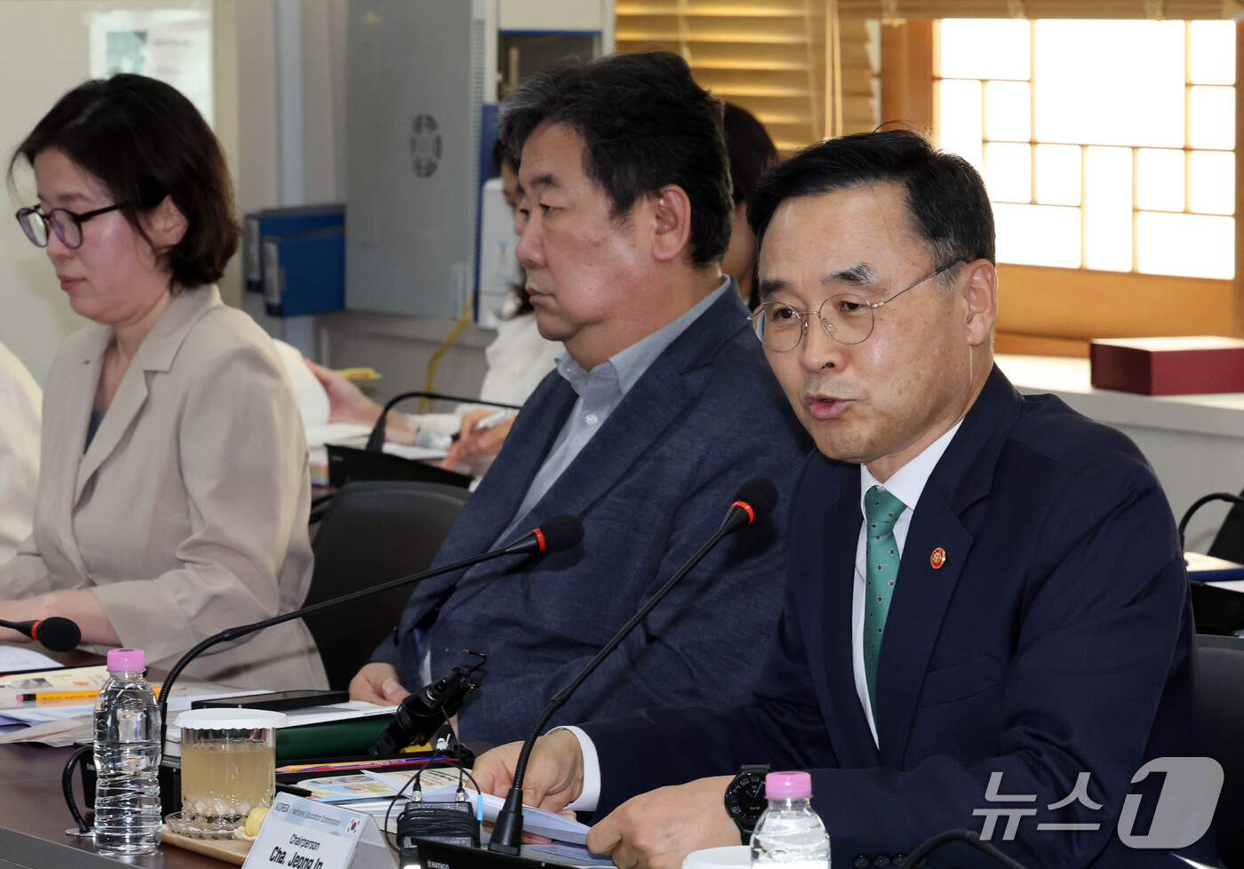 (서울=뉴스1) 이종덕 기자 = 차정인 국가교육위원장이 21일 서울 종로구 정부서울청사에서 방한 중인 데스몬드 리 싱가포르 교육부 장관과 면담을 하며 인사말을 하고 있다.  202 …