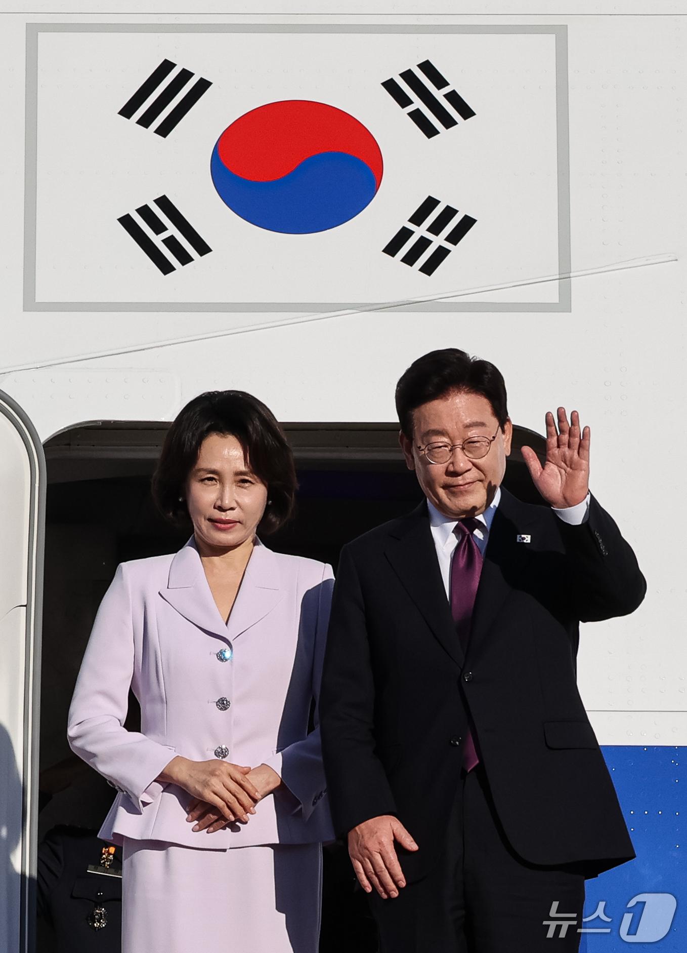 (성남=뉴스1) 허경 기자 = 이재명 대통령과 김혜경 여사가 21일 미국 뉴욕에서 열리는 유엔총회 참석을 위해 경기 성남 서울공항을 통해 출국하며 인사하고 있다. 2026.9.21 …