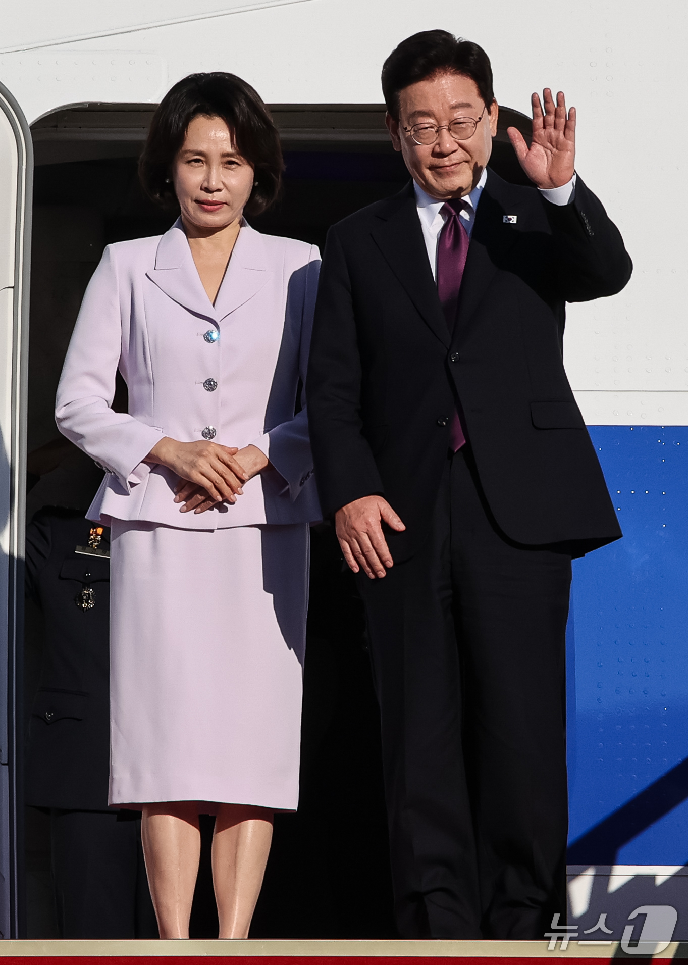 (성남=뉴스1) 허경 기자 = 이재명 대통령과 김혜경 여사가 21일 미국 뉴욕에서 열리는 유엔총회 참석을 위해 경기 성남 서울공항을 통해 출국하며 인사하고 있다. 2026.9.21 …