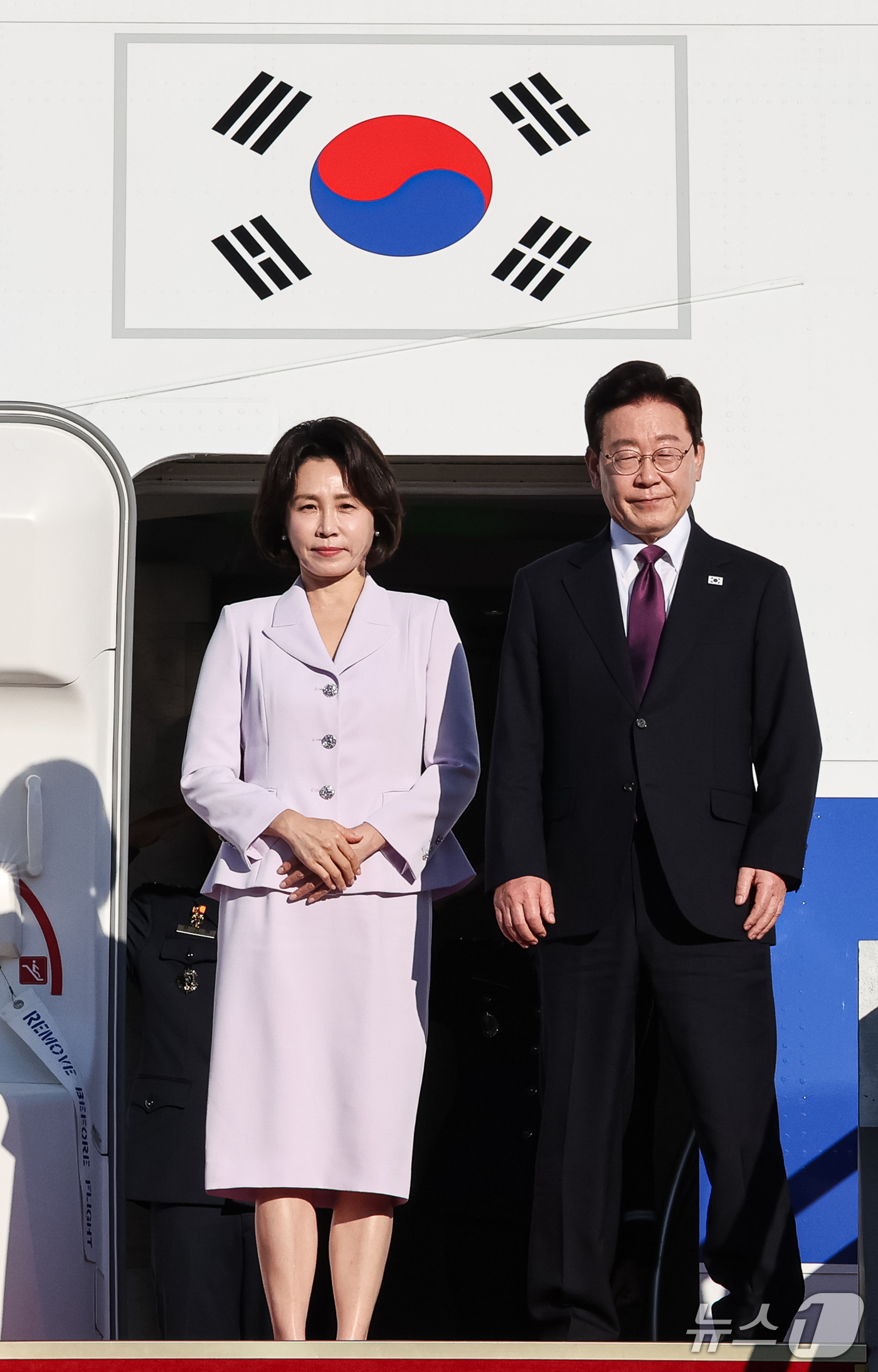 (성남=뉴스1) 허경 기자 = 이재명 대통령과 김혜경 여사가 21일 미국 뉴욕에서 열리는 유엔총회 참석을 위해 경기 성남 서울공항을 통해 출국하며 인사하고 있다. 2026.9.21 …