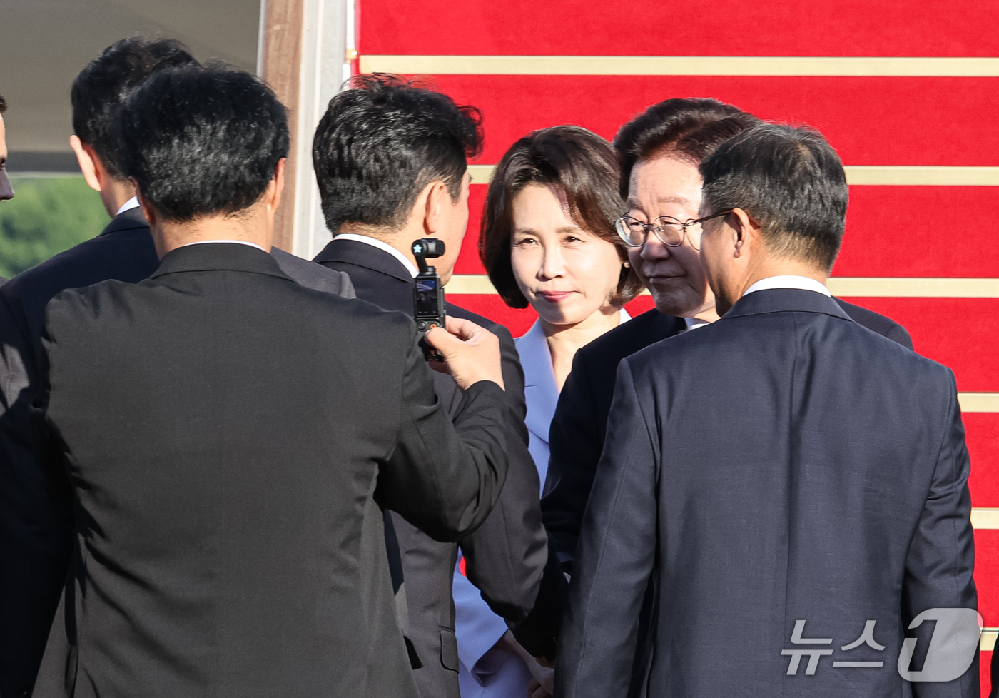 (성남=뉴스1) 허경 기자 = 이재명 대통령이 21일 미국 뉴욕에서 열리는 유엔총회 참석을 위해 경기 성남 서울공항을 통해 출국하며 강훈식 비서실장과 인사를 나누고 있다. 2026 …