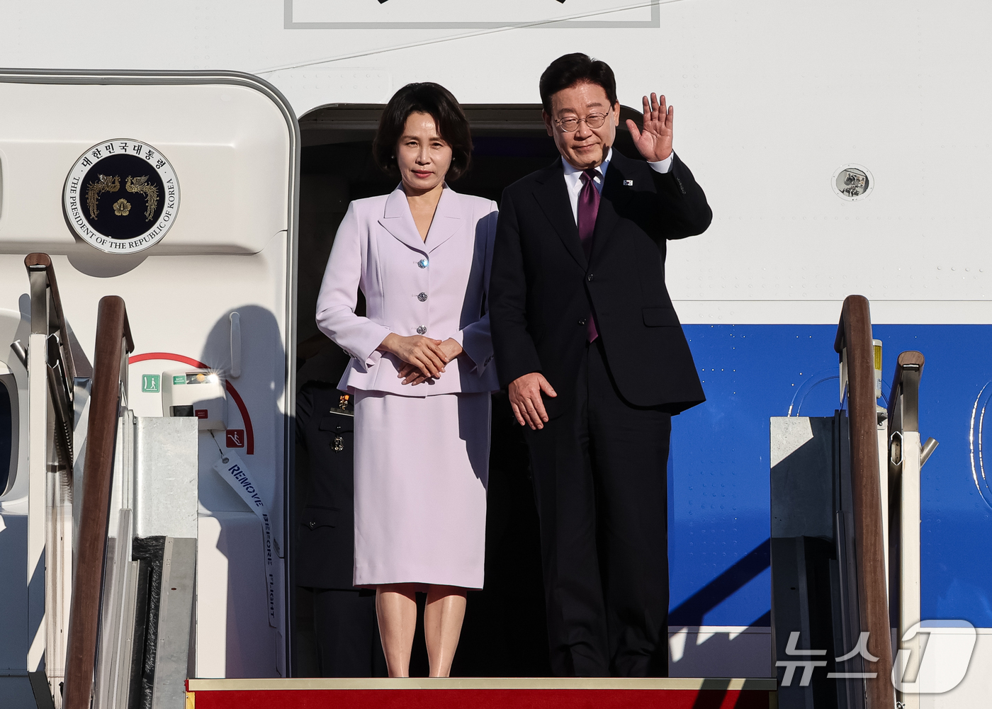 (성남=뉴스1) 허경 기자 = 이재명 대통령과 김혜경 여사가 21일 미국 뉴욕에서 열리는 유엔총회 참석을 위해 경기 성남 서울공항을 통해 출국하며 인사하고 있다. 2026.9.21 …