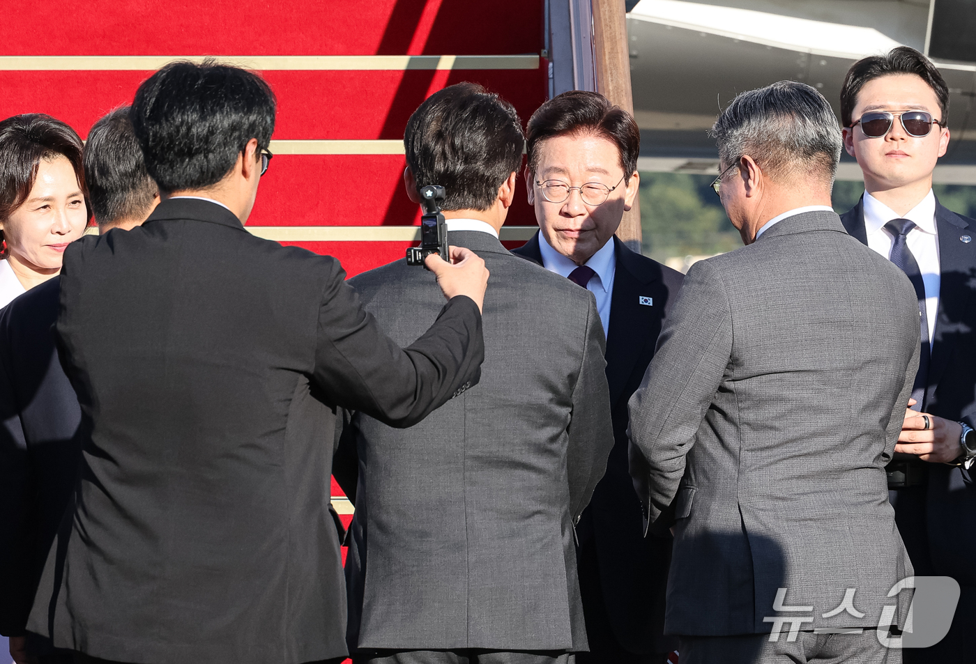 (성남=뉴스1) 허경 기자 = 이재명 대통령이 21일 미국 뉴욕에서 열리는 유엔총회 참석을 위해 경기 성남 서울공항을 통해 출국하며 김민석 국무총리와 인사를 하고 있다. 2026. …