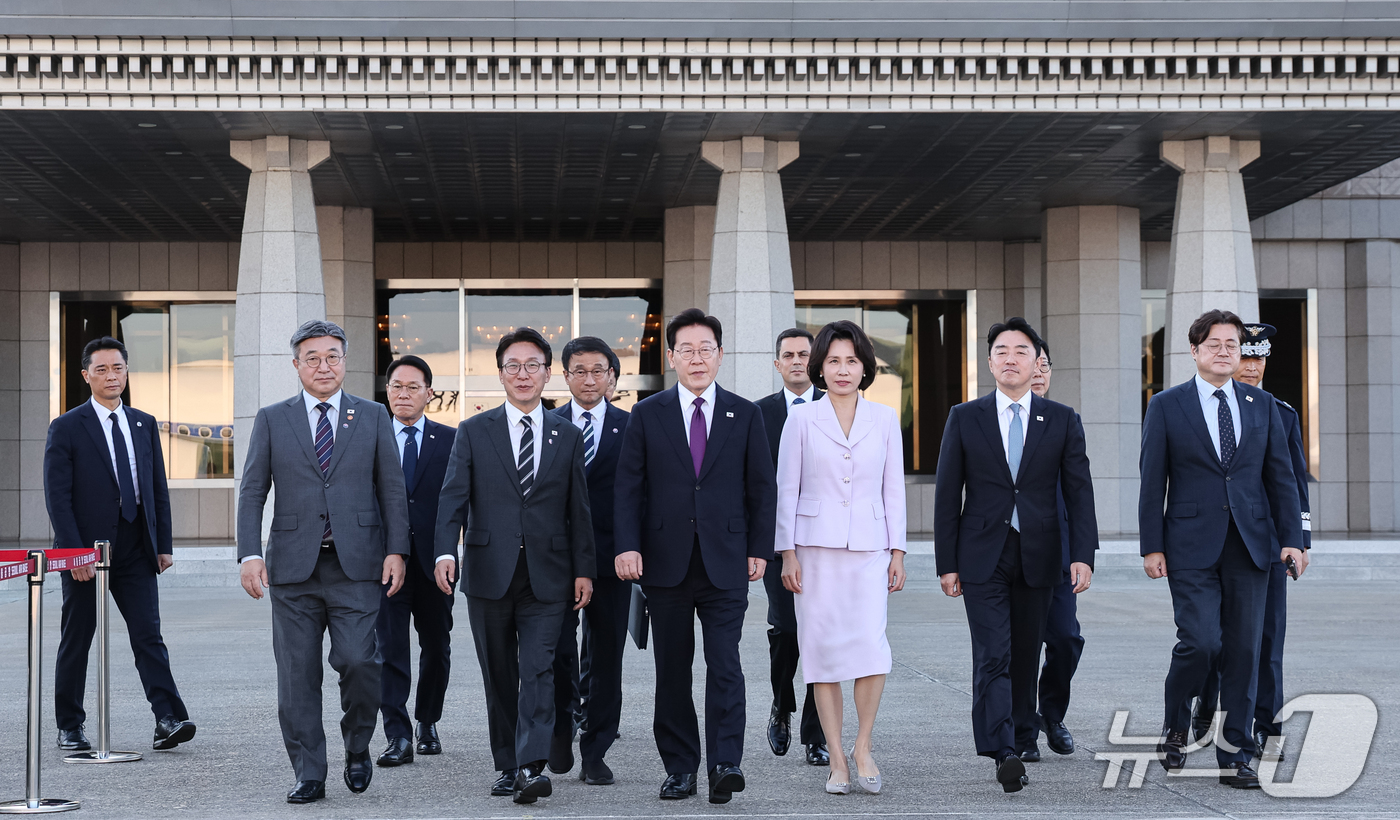 (성남=뉴스1) 허경 기자 = 이재명 대통령과 김혜경 여사가 21일 미국 뉴욕에서 열리는 유엔총회 참석을 위해 경기 성남 서울공항을 통해 출국하고 있다. 2026.9.21/뉴스1