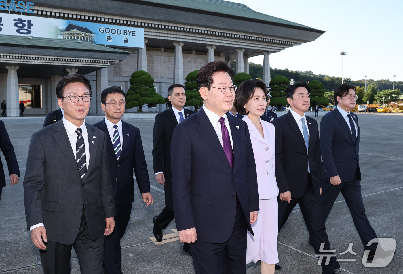 (성남=뉴스1) 허경 기자 = 이재명 대통령과 김혜경 여사가 21일 미국 뉴욕에서 열리는 유엔총회 참석을 위해 경기 성남 서울공항을 통해 출국하고 있다. 2026.9.21/뉴스1