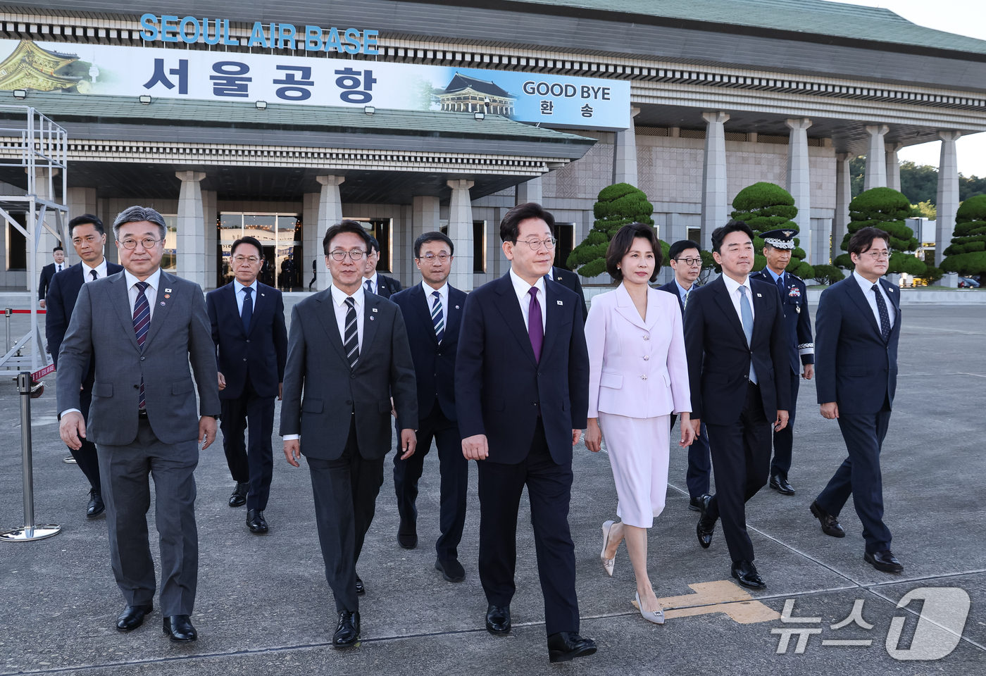 (성남=뉴스1) 허경 기자 = 이재명 대통령과 김혜경 여사가 21일 미국 뉴욕에서 열리는 유엔총회 참석을 위해 경기 성남 서울공항을 통해 출국하고 있다. 2026.9.21/뉴스1