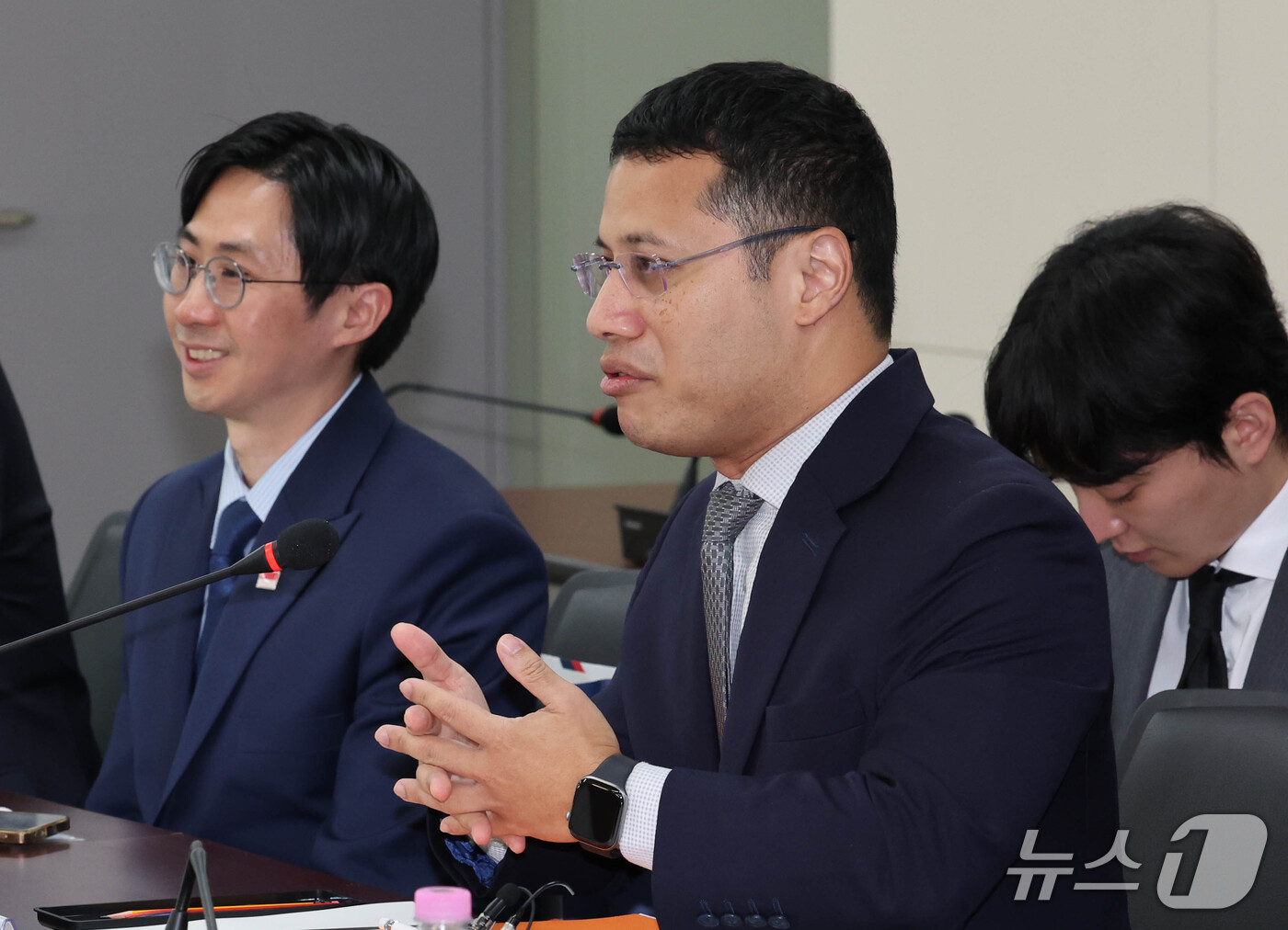 (서울=뉴스1) 이종덕 기자 = 방한중인 데스몬드 리 싱가포르 교육부 장관이 21일 서울 종로구 정부서울청사에서 차정인 국가교육위원장을 면담하는 자리에서 인사말을 하고 있다. 20 …