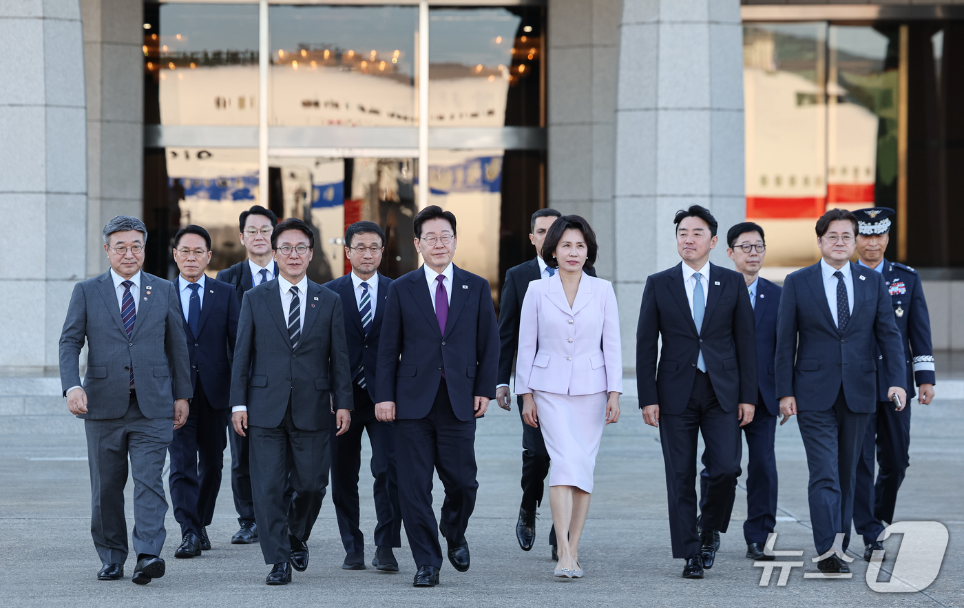 (성남=뉴스1) 허경 기자 = 이재명 대통령과 김혜경 여사가 21일 미국 뉴욕에서 열리는 유엔총회 참석을 위해 경기 성남 서울공항을 통해 출국하고 있다. 2026.9.21/뉴스1