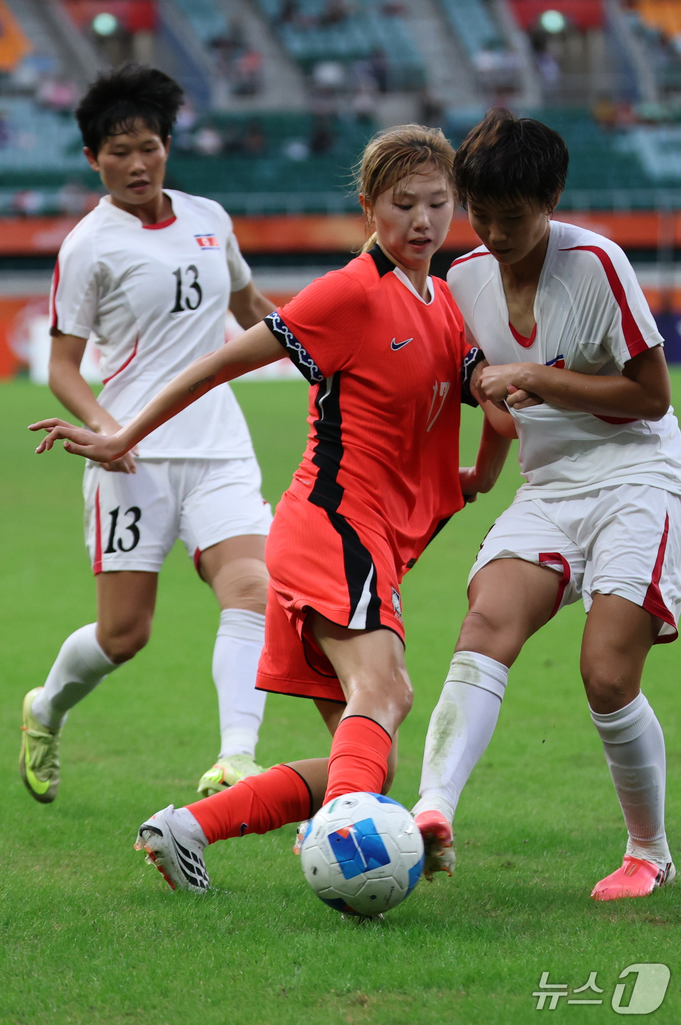 (시즈오카=뉴스1) 안은나 기자 = 21일 일본 시즈오카 스타디움 에코파에서 열린 2026 아이치·나고야 아시안게임 조별예선 F조 대한민국과 북한의 경기 후반, 대한민국 윤수정이 …