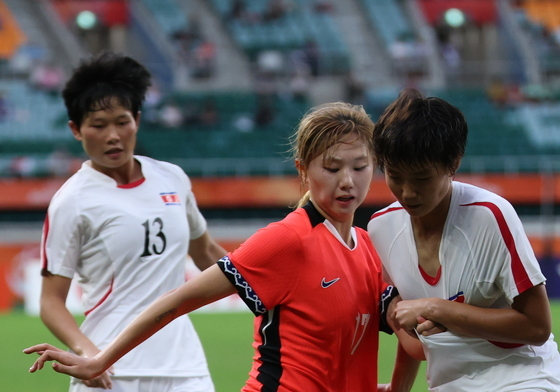 볼다툼하는 윤수정