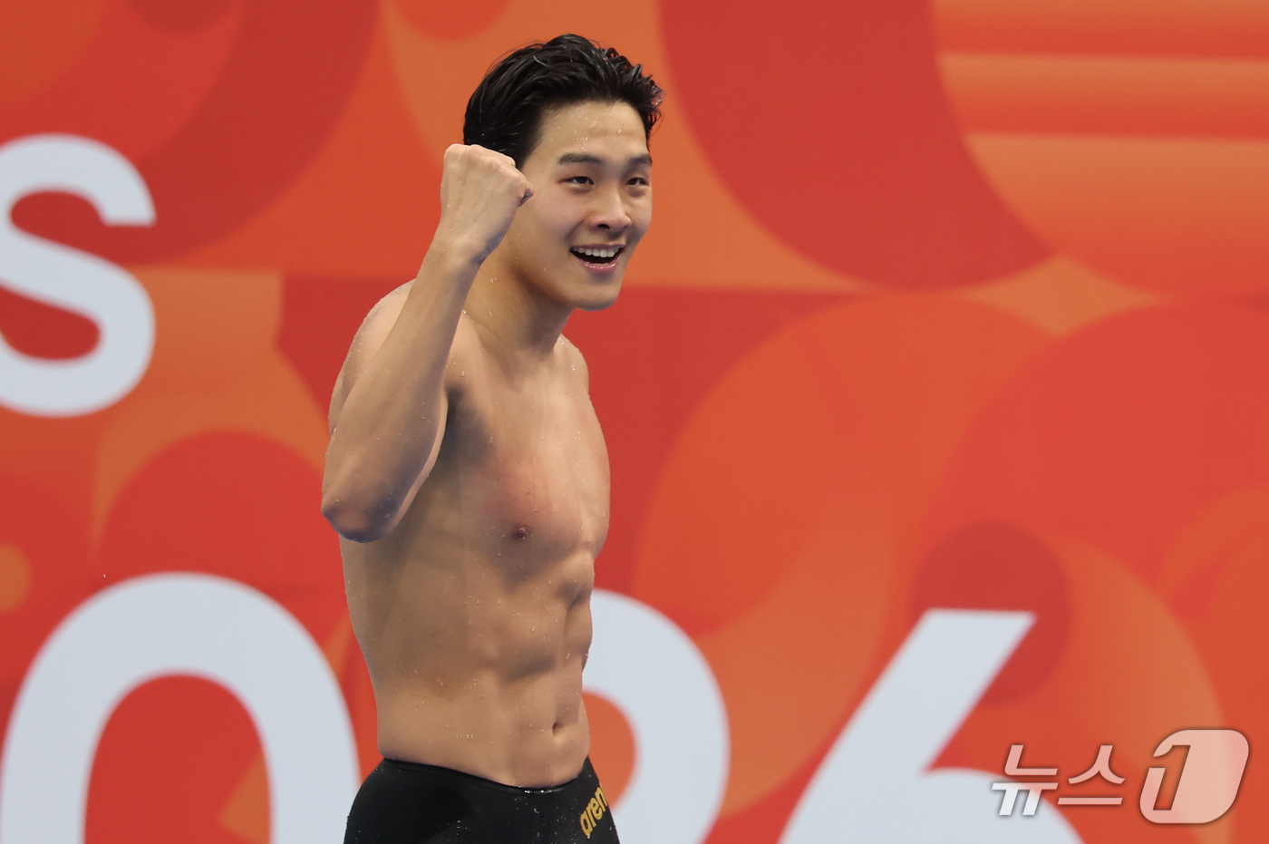 (도쿄=뉴스1) 김민지 기자 = 21일 도쿄 아쿠아틱스 센터에서 열린 2026 아이치·나고야 아시안게임 남자 50m 자유형 결승전에서 금메달을 획득한 김영범이 환호하고 있다. 20 …