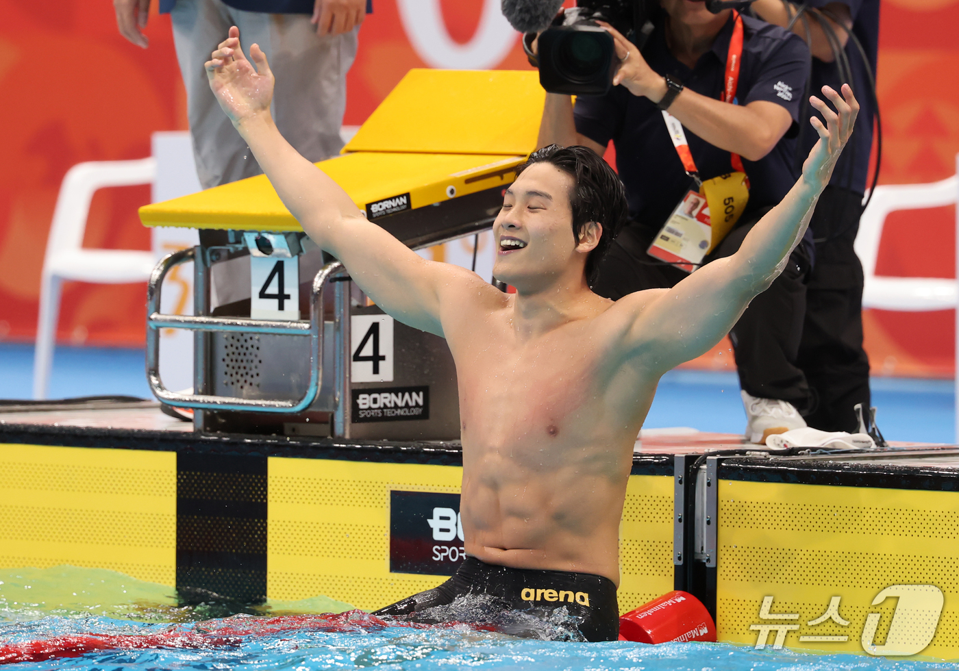 (도쿄=뉴스1) 김민지 기자 = 21일 도쿄 아쿠아틱스 센터에서 열린 2026 아이치·나고야 아시안게임 남자 50m 자유형 결승전에서 금메달을 획득한 김영범이 환호하고 있다. 20 …