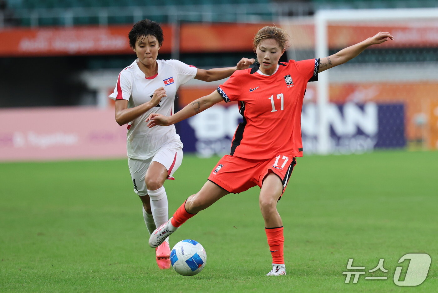 본문 이미지 - 21일 일본 시즈오카 스타디움 에코파에서 열린 2026 아이치·나고야 아시안게임 조별예선 F조 대한민국과 북한의 경기 후반, 대한민국 윤수정이 드리블을 하고 있다. 2026.9.21 ⓒ 뉴스1 안은나 기자