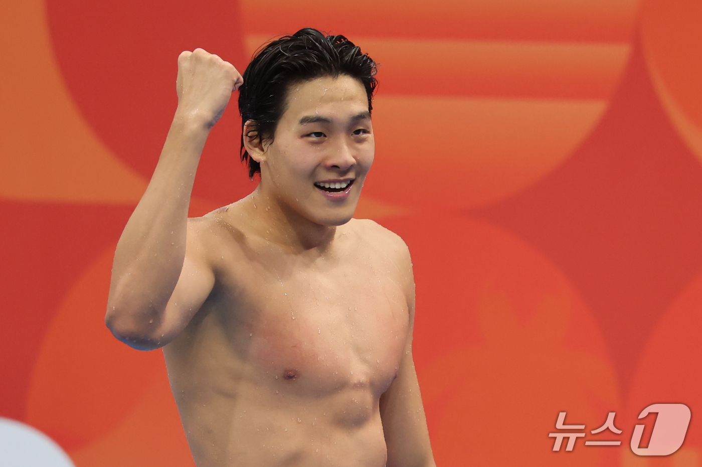 (도쿄=뉴스1) 김민지 기자 = 21일 도쿄 아쿠아틱스 센터에서 열린 2026 아이치·나고야 아시안게임 남자 50m 자유형 결승전에서 금메달을 획득한 김영범이 환호하고 있다. 20 …