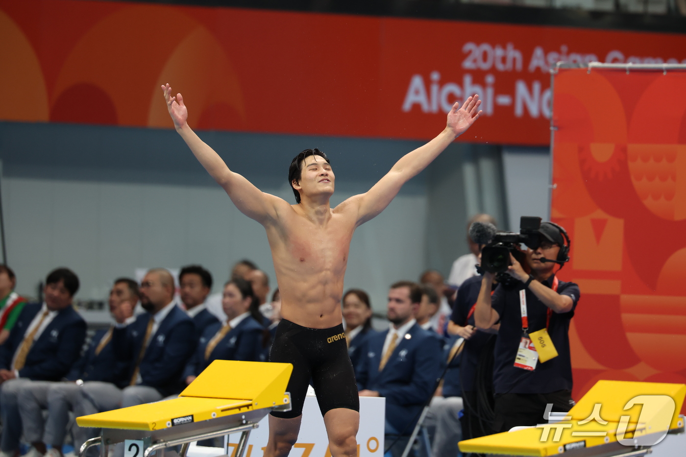 (도쿄=뉴스1) 김민지 기자 = 21일 도쿄 아쿠아틱스 센터에서 열린 2026 아이치·나고야 아시안게임 남자 50m 자유형 결승전에서 금메달을 획득한 김영범이 환호하고 있다. 20 …